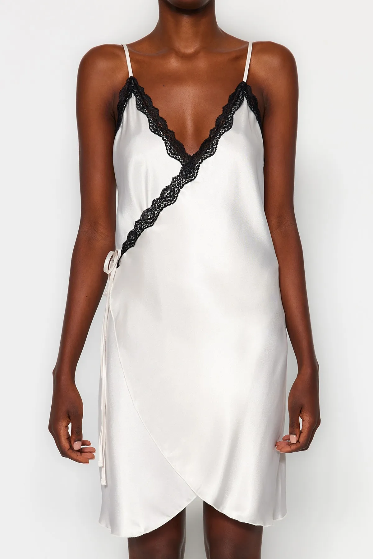 Trendyol Collection  Ecrufarbenes, zweireihiges Nachthemd aus gewebtem Satin mit Spitzendetail und Trägern THMAW24GC00005