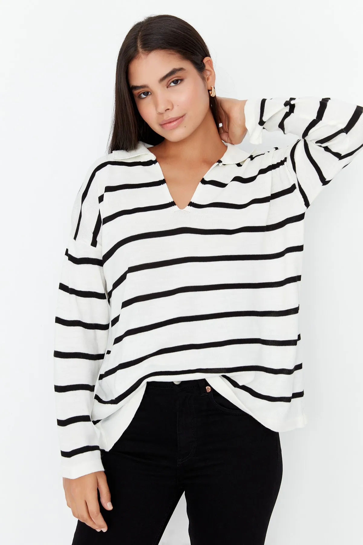 Trendyol Collection  Schwarzer gestreifter Strickpullover mit super weiter Passform TWOAW23KZ01845