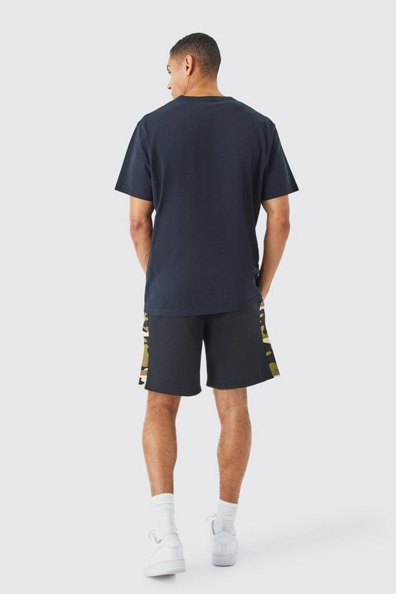 Lockere Camouflage Shorts mit Seitenstreifen