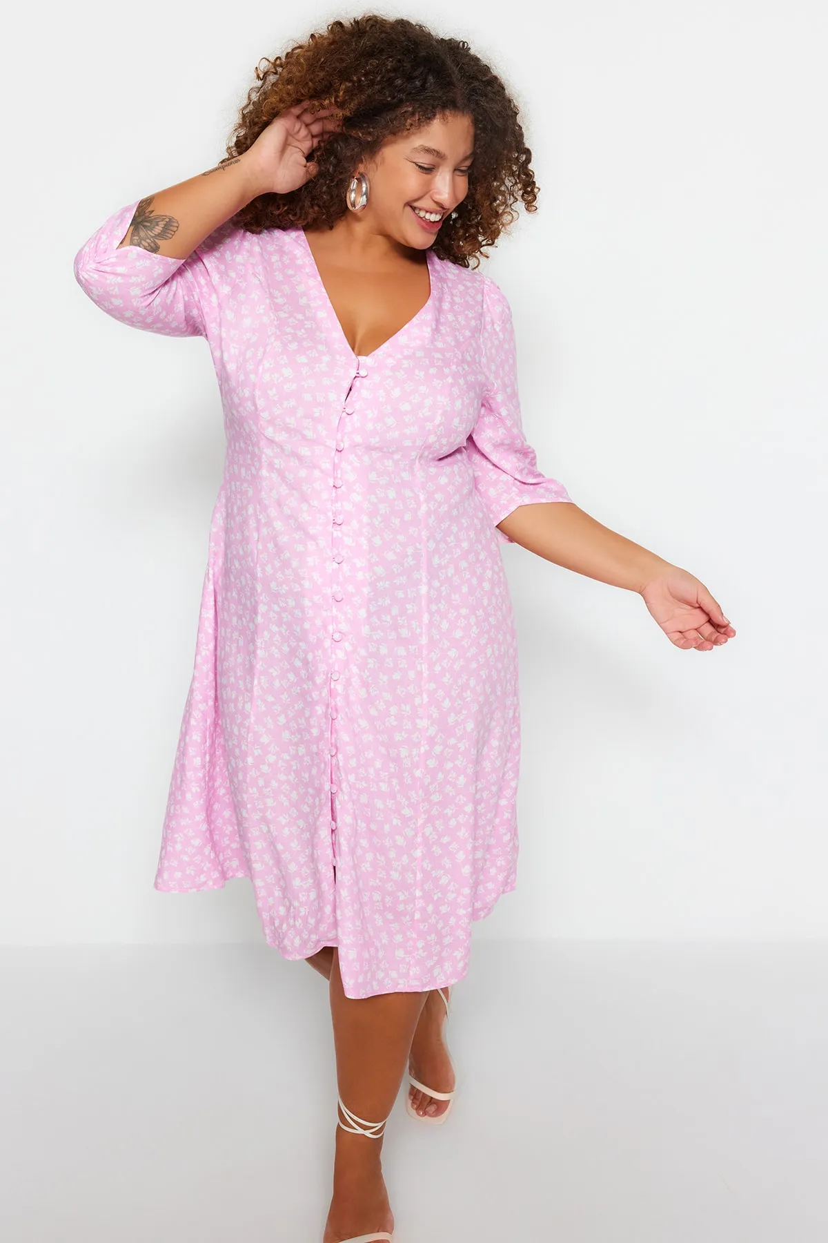 Trendyol Curve  Rosa gewebtes Kleid mit Blumenmuster TBBSS23AH00102