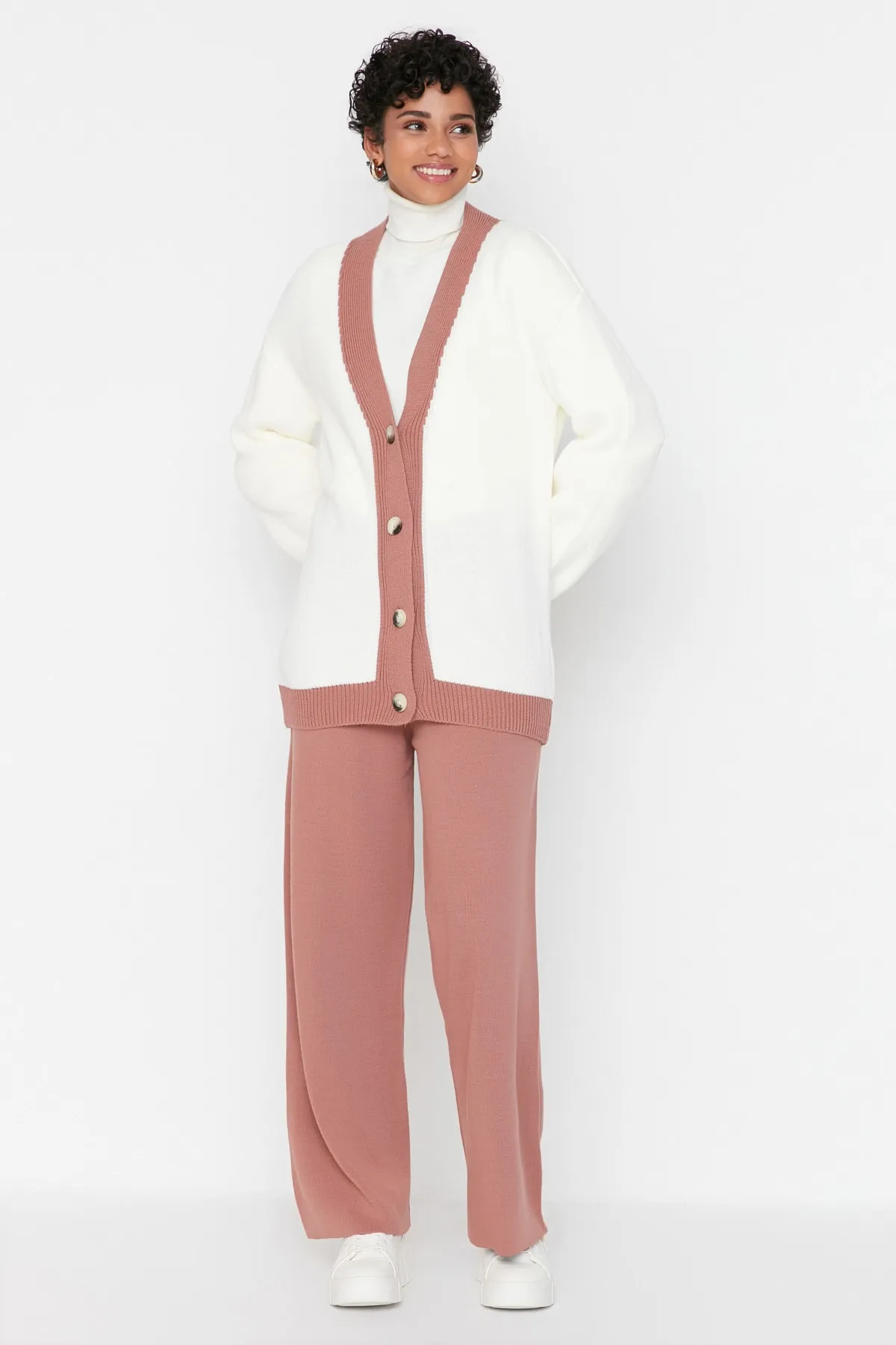 Trendyol Modest  Strickset mit Cardigan und Hose mit Streifendetail von Dried Rose TCTAW22AU0156
