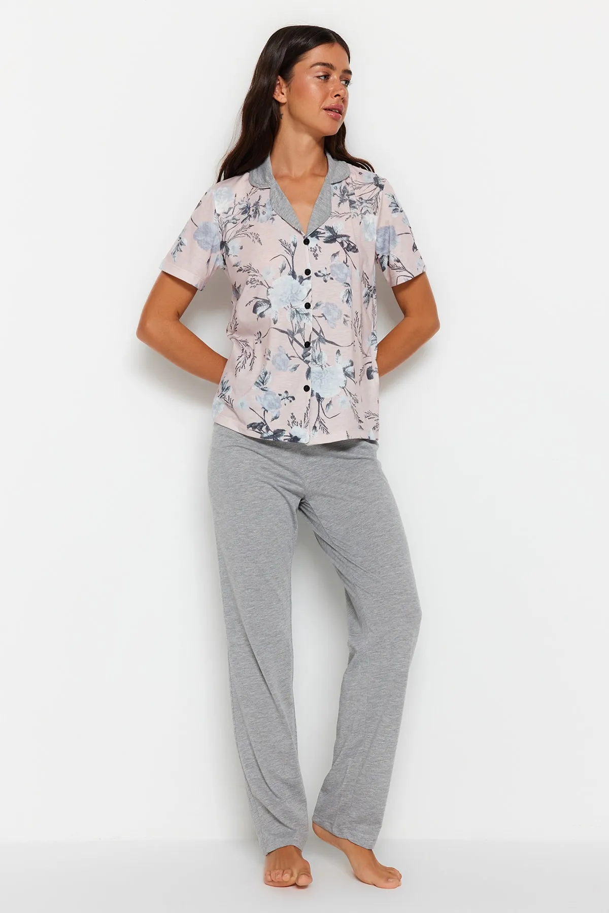 Trendyol Collection  Graues Pyjama-Set aus Strick mit Blumenmuster, 100 % Baumwolle, THMAW22PT0694