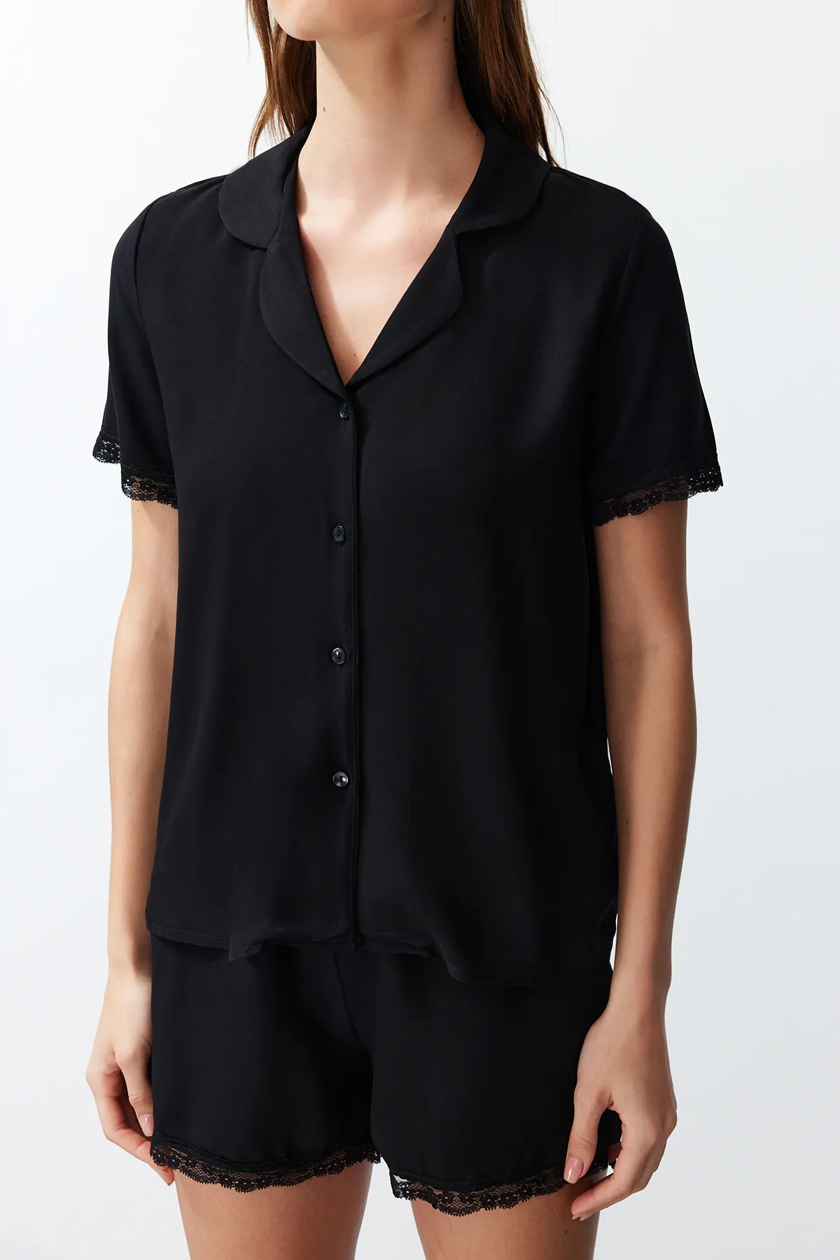 Trendyol Collection  Schwarzes Pyjama-Set aus gewebter Viskose mit Spitzendetails THMSS24PT00181