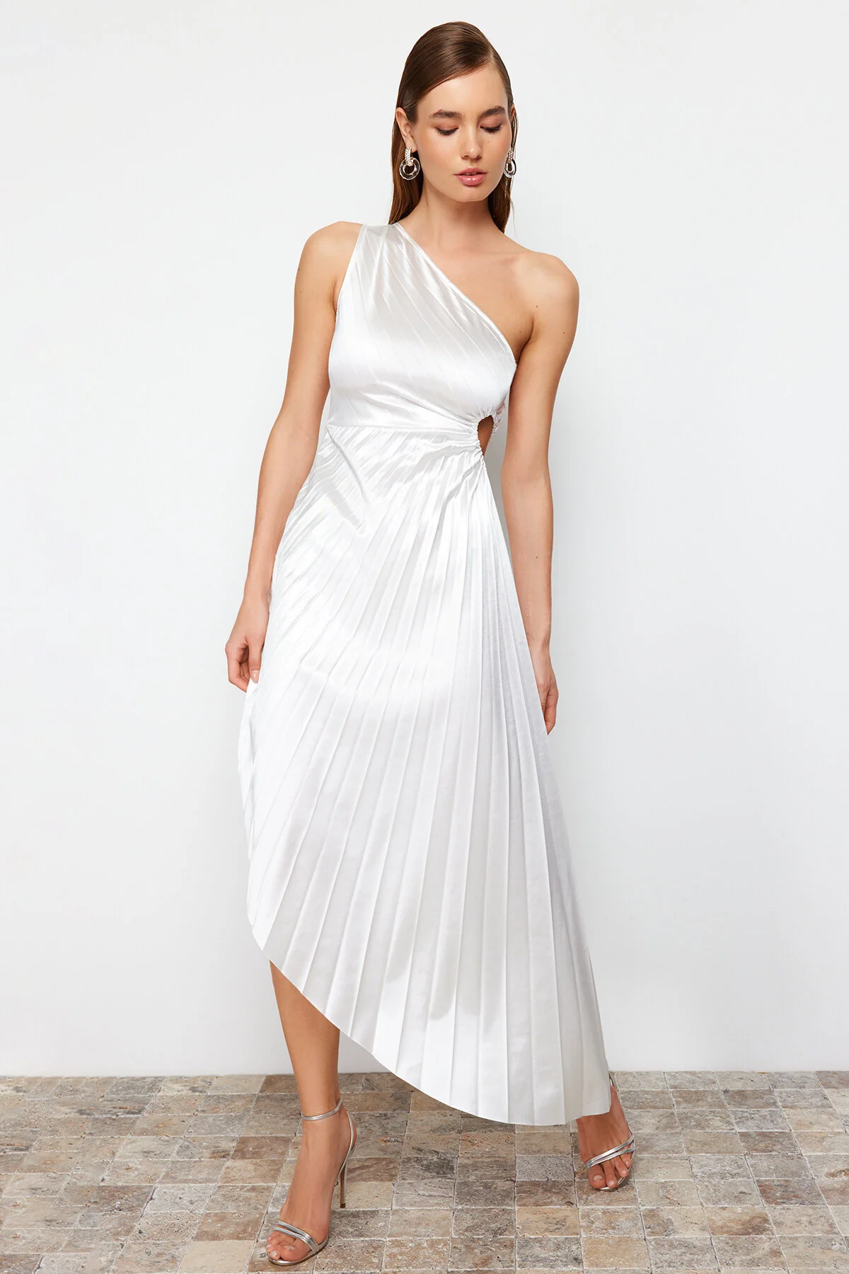 Trendyol Collection  Ecru Asymmetrisches Strick-Faltendetailliertes Satin-Elegantes Abendkleid TPRSS23EL00557