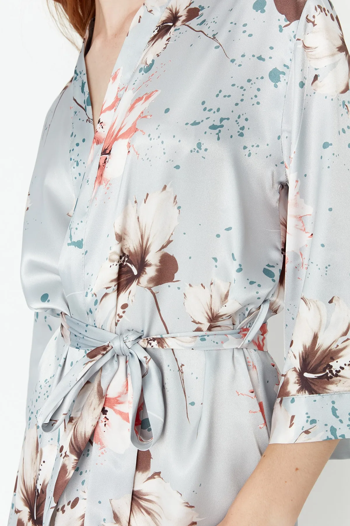 Trendyol Collection  Grauer Morgenmantel aus gewebtem Satin mit Blumenmuster und Gürtel THMSS21SB0005