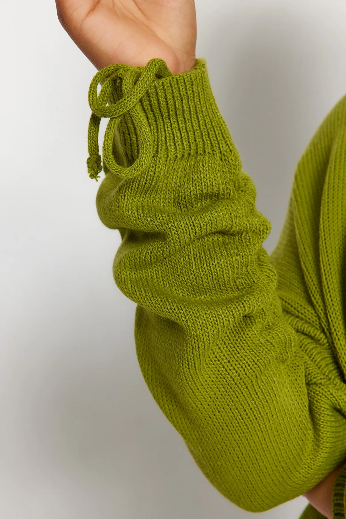 Trendyol Curve  Pistaziengrüner, geraffter Strickpullover mit V-Ausschnitt und Ärmeln TBBAW23AN00023