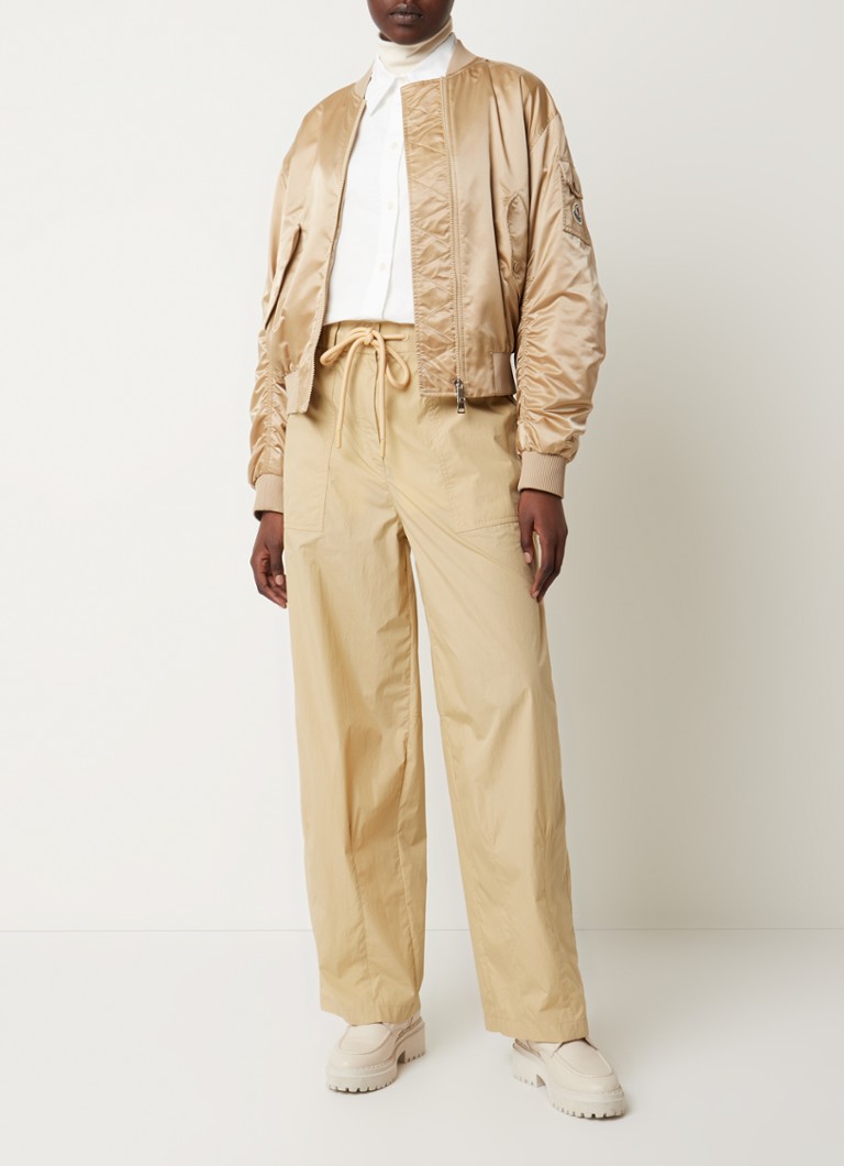 Pantaloni cargo Moncler cu talie înaltă, lați pe picioare și buzunare laterale.