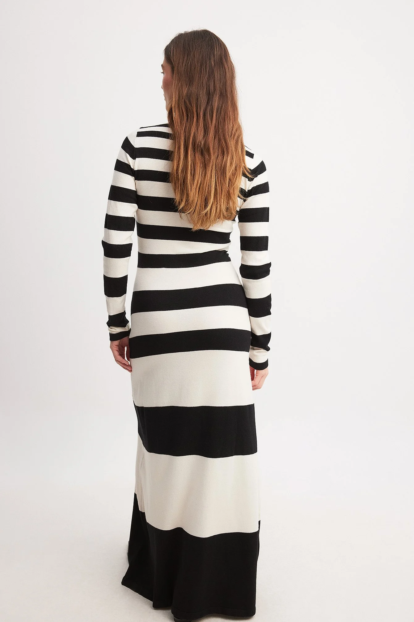Feingestricktes, gestreiftes Maxikleid