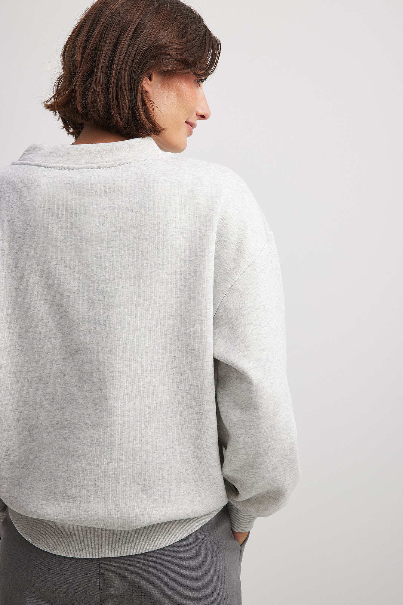 Hochgeschnittener Pullover mit Detail
