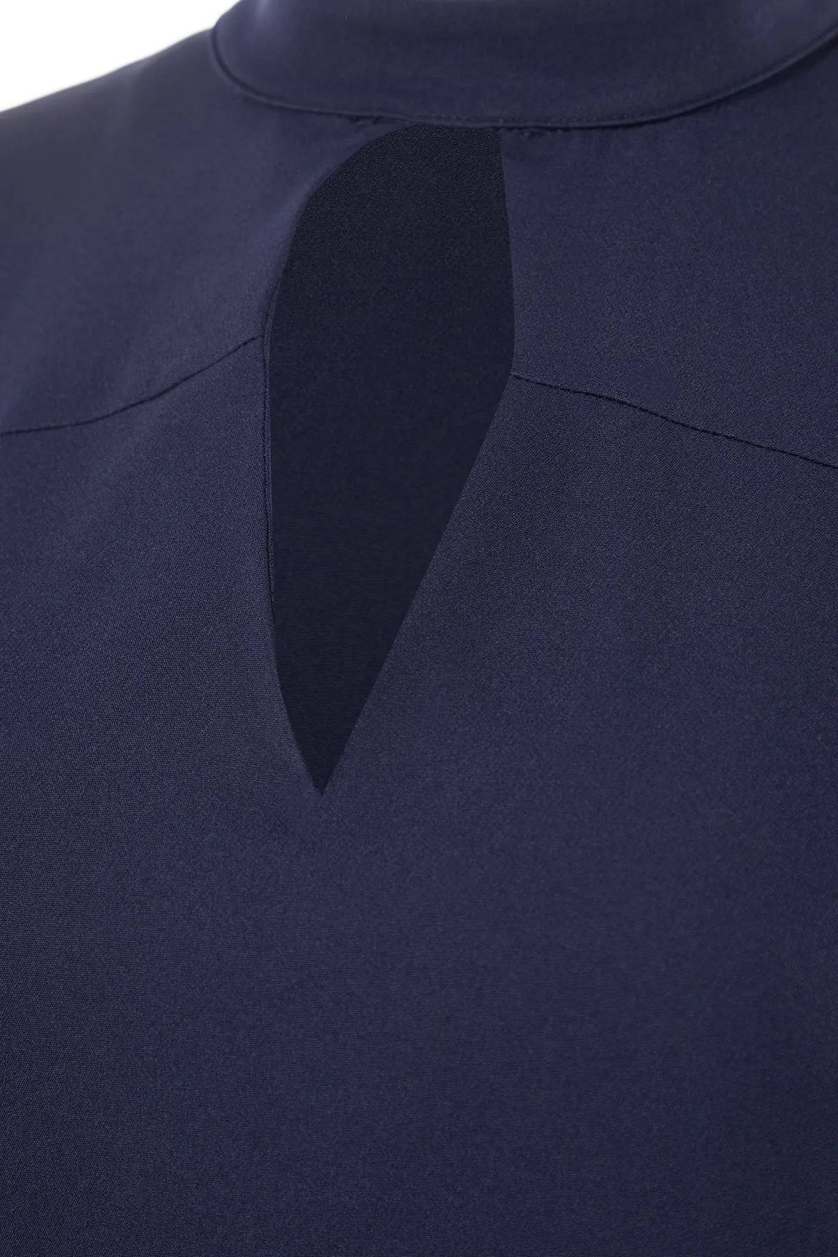 Trendyol Curve  Marineblaues, figurbetontes Minikleid aus Webstoff mit großem Kragen, tiefem Ausschnitt, ungefüttert, langen Ärmeln, TBBAW23AH00040