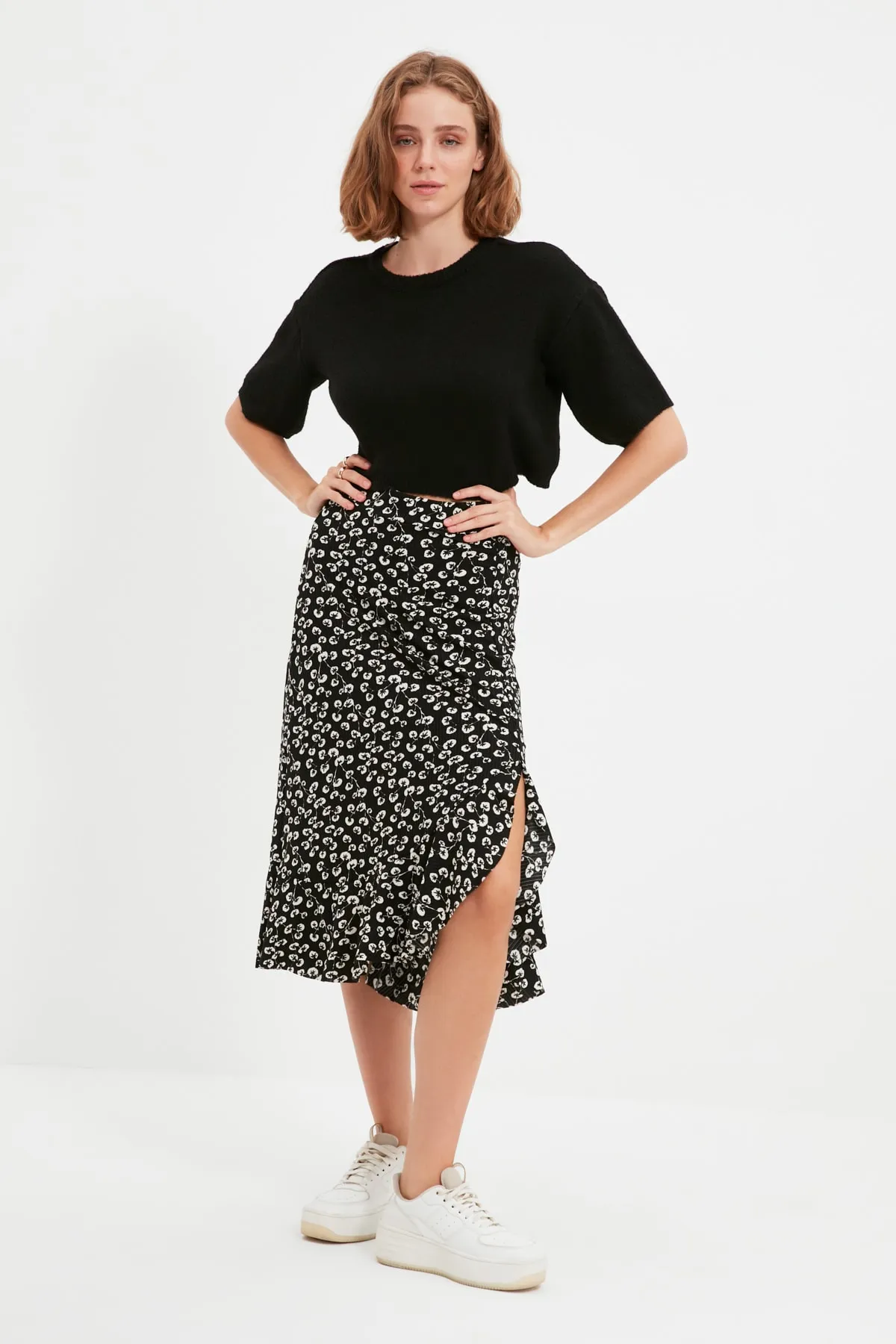 Trendyol Collection  Schwarzer bedruckter High-Waist-Midirock aus Stretch-Strick mit Raffung und Volant TWOSS21ET0029