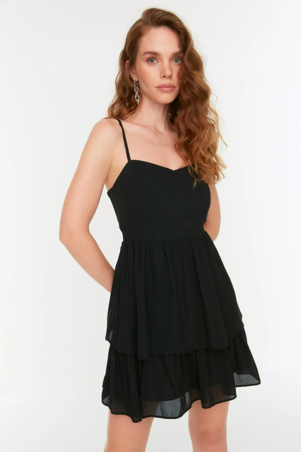 Trendyol Collection  Schwarzes Mini-Webkleid mit gewebtem Volant TWOSS22EL1852