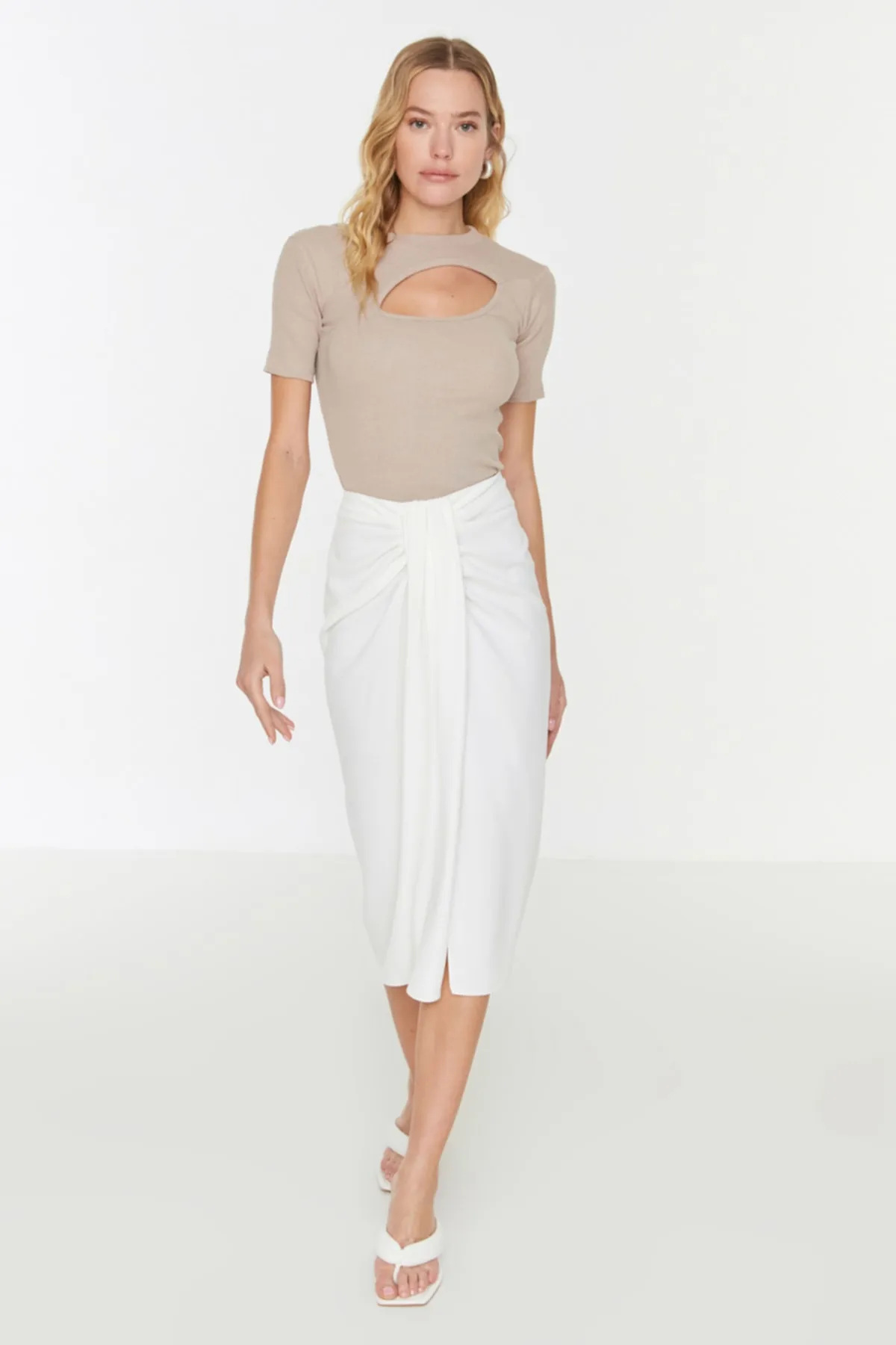 Trendyol Collection  Nerzfarbene, eng anliegende, gerippte, dehnbare Strickbluse mit Rundhalsausschnitt und Ausschnitt TWOSS22BZ0355