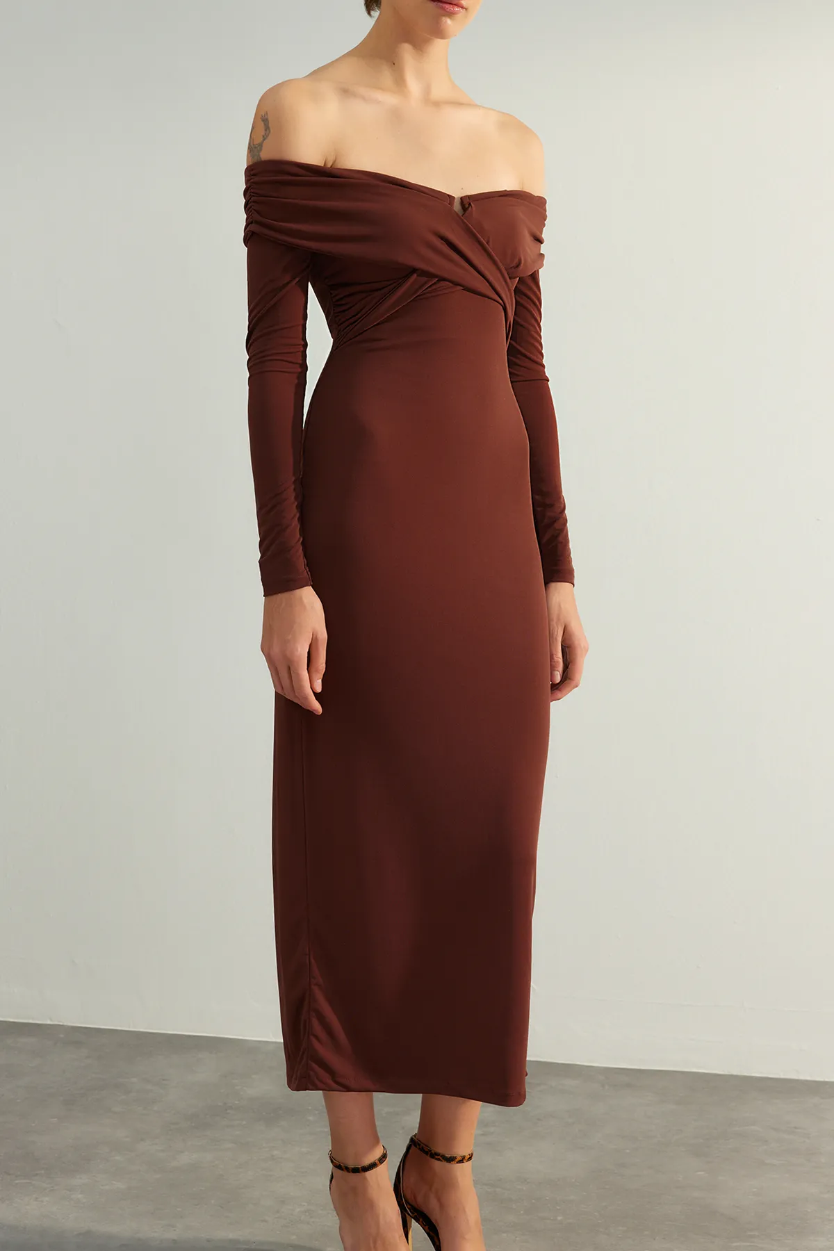 Trendyol Collection  Braunes, detailliertes Strickkleid mit Kragen in limitierter Auflage TPRAW24EL00210