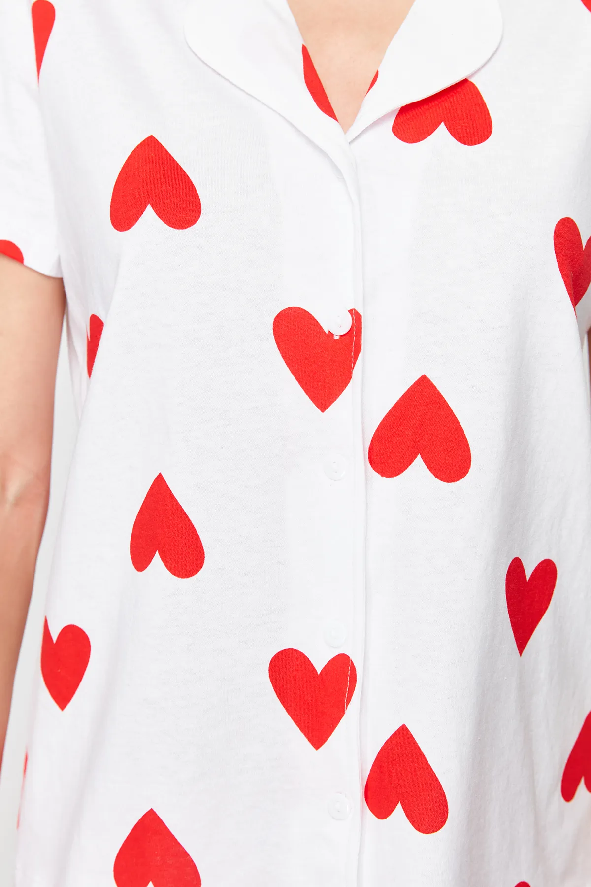 Trendyol Collection  Weißes Pyjama-Set aus 100 % Baumwolle mit Herzmuster THMSS24PT00337