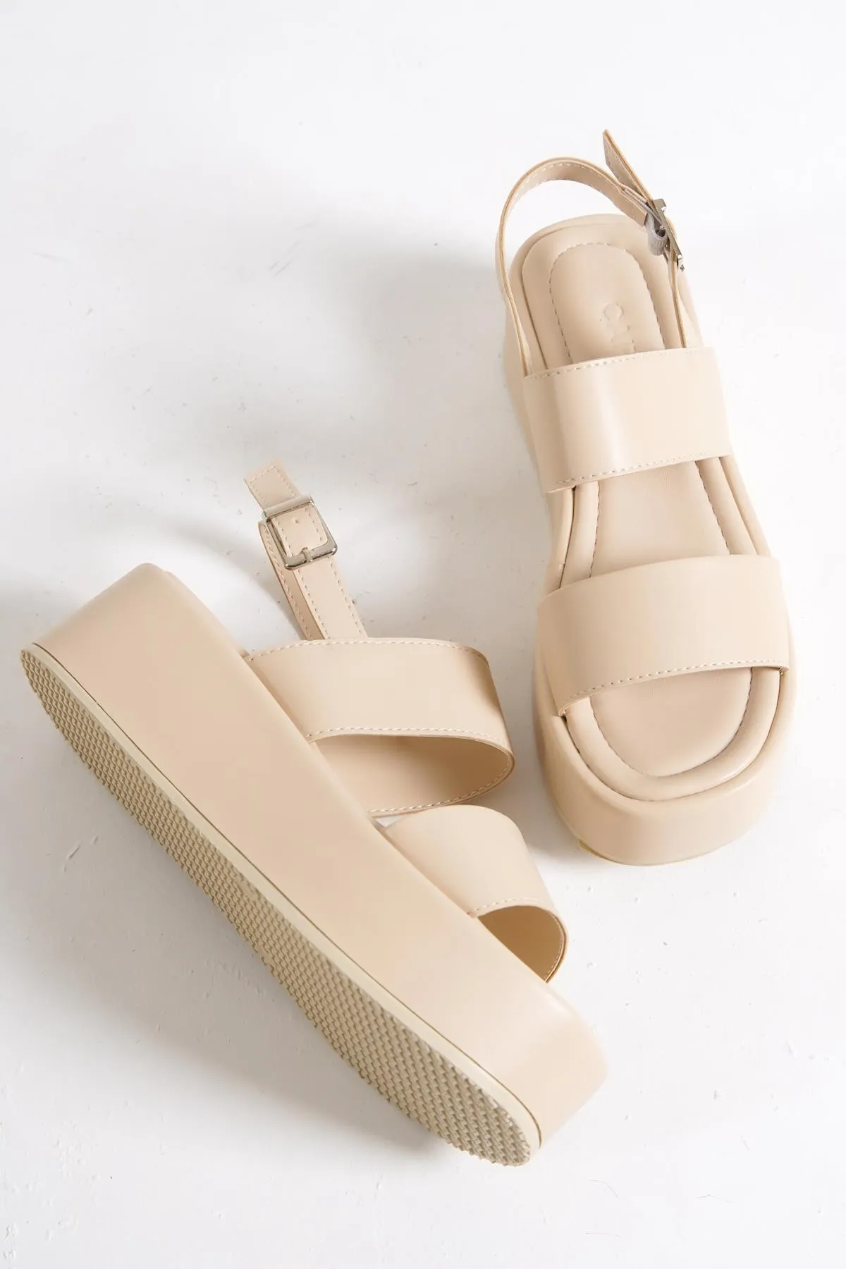 Capone Outfitters  Capone dicke, doppelt geschnallte Keilabsatz-Sandalen in Beige für Damen