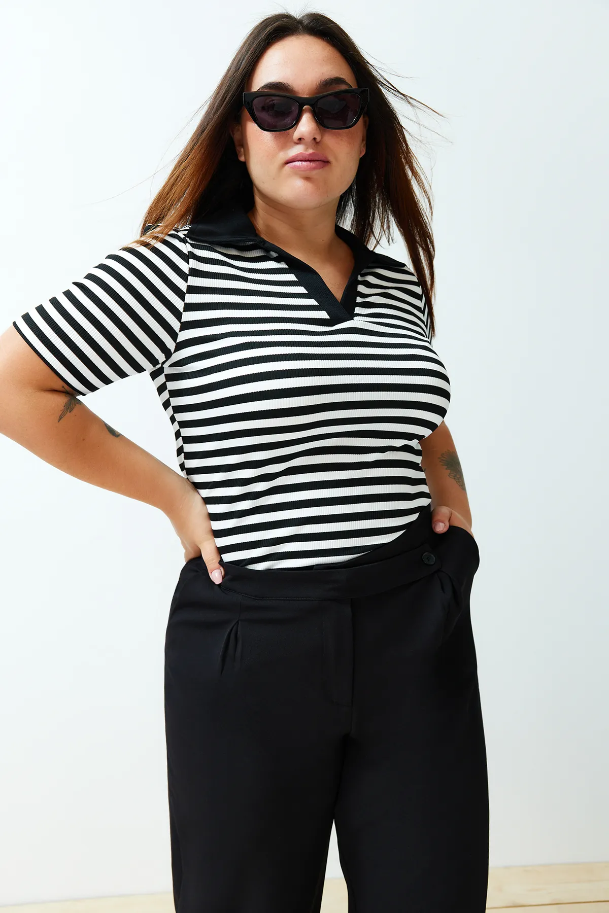 Trendyol Curve  Schwarz-weiß gestreifte, taillierte Strickbluse TBSSS24AF00022