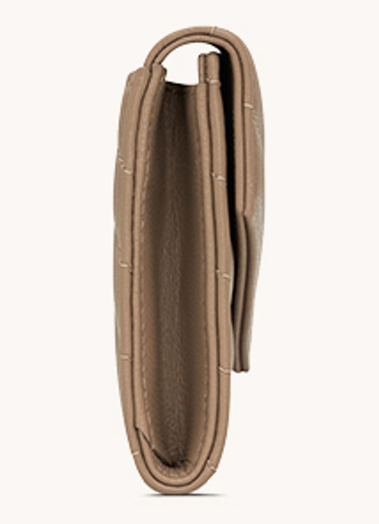 Portofel mic matlasat, tip clutch, de la Saint Laurent Cassandre, confecționat din piele de miel matlasată.