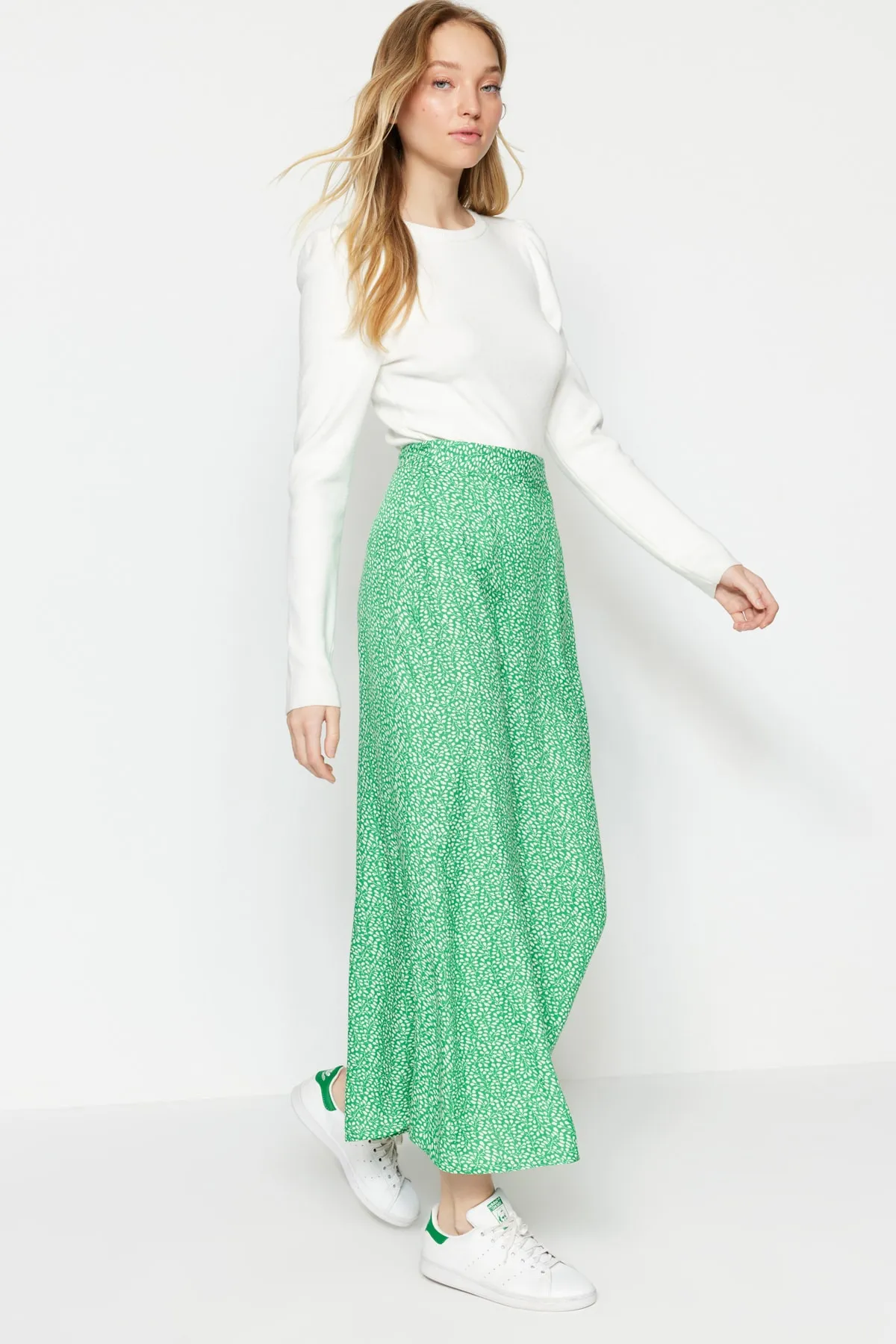 Trendyol Modest  Grüner ausgestellter Rock aus Viskosegewebe mit Blumendruck TCTSS21ET0497