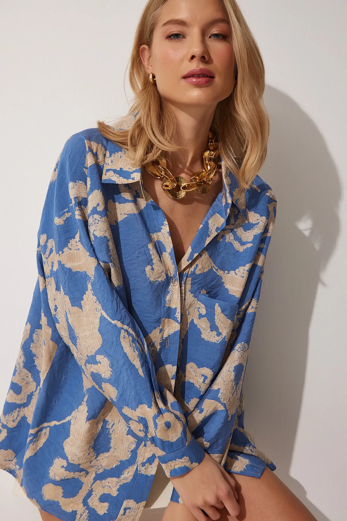 Happiness İstanbul  Blaues gemustertes Oversize-Hemd aus Baumwollsatin für Damen OH00044