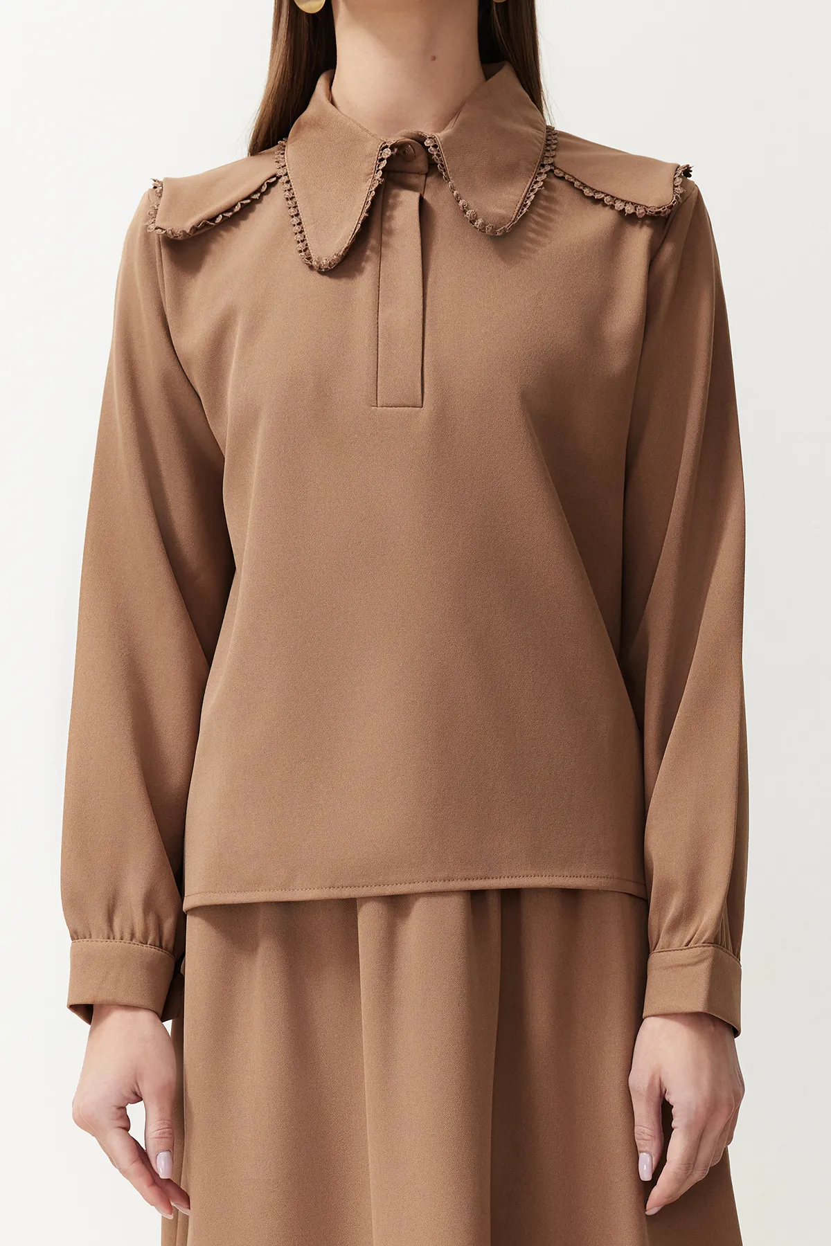 Trendyol Modest  Braunes Baby-Set aus gewebtem Ober- und Unterteil aus Rock und Tunika mit Kragen TCTSS24US00064