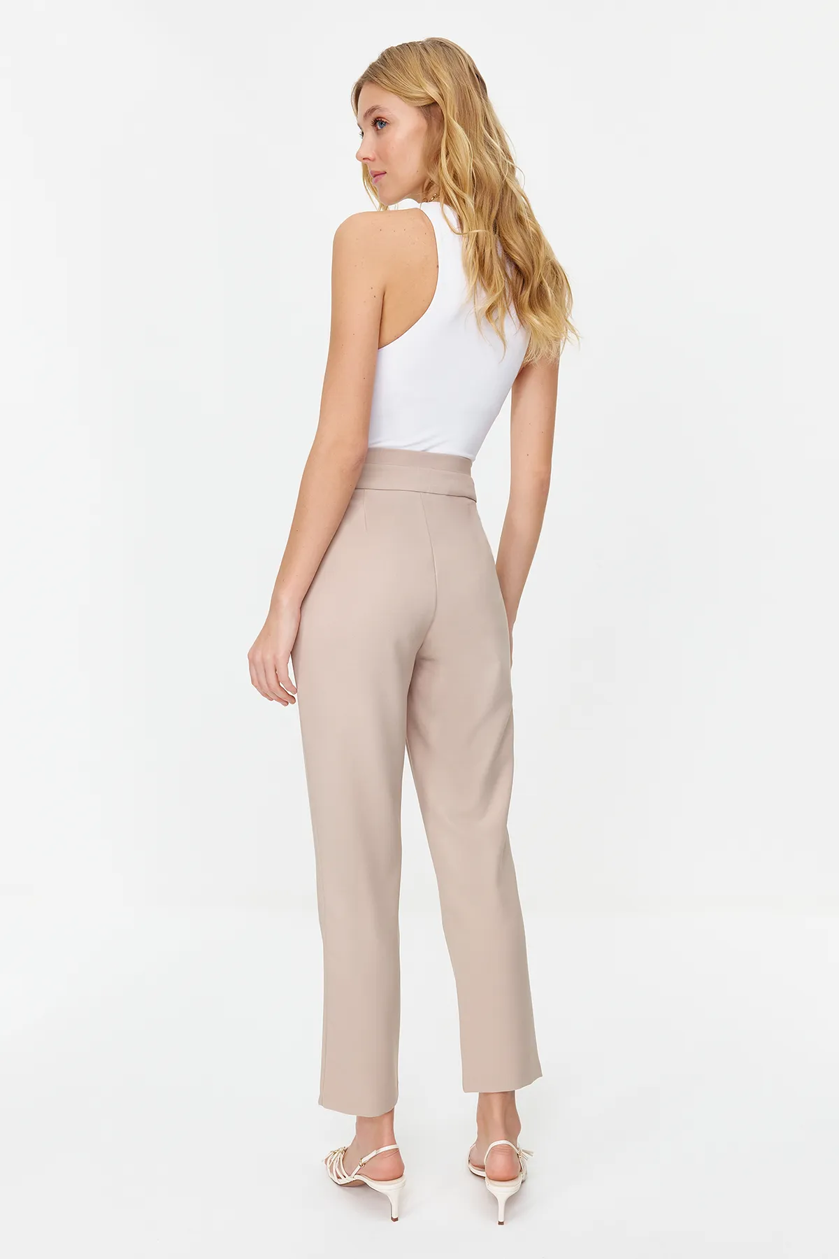 Trendyol Collection  Hellbraune karottefarbene, plissierte, gewebte Hose zum Aufstecken TWOSS20PL0131