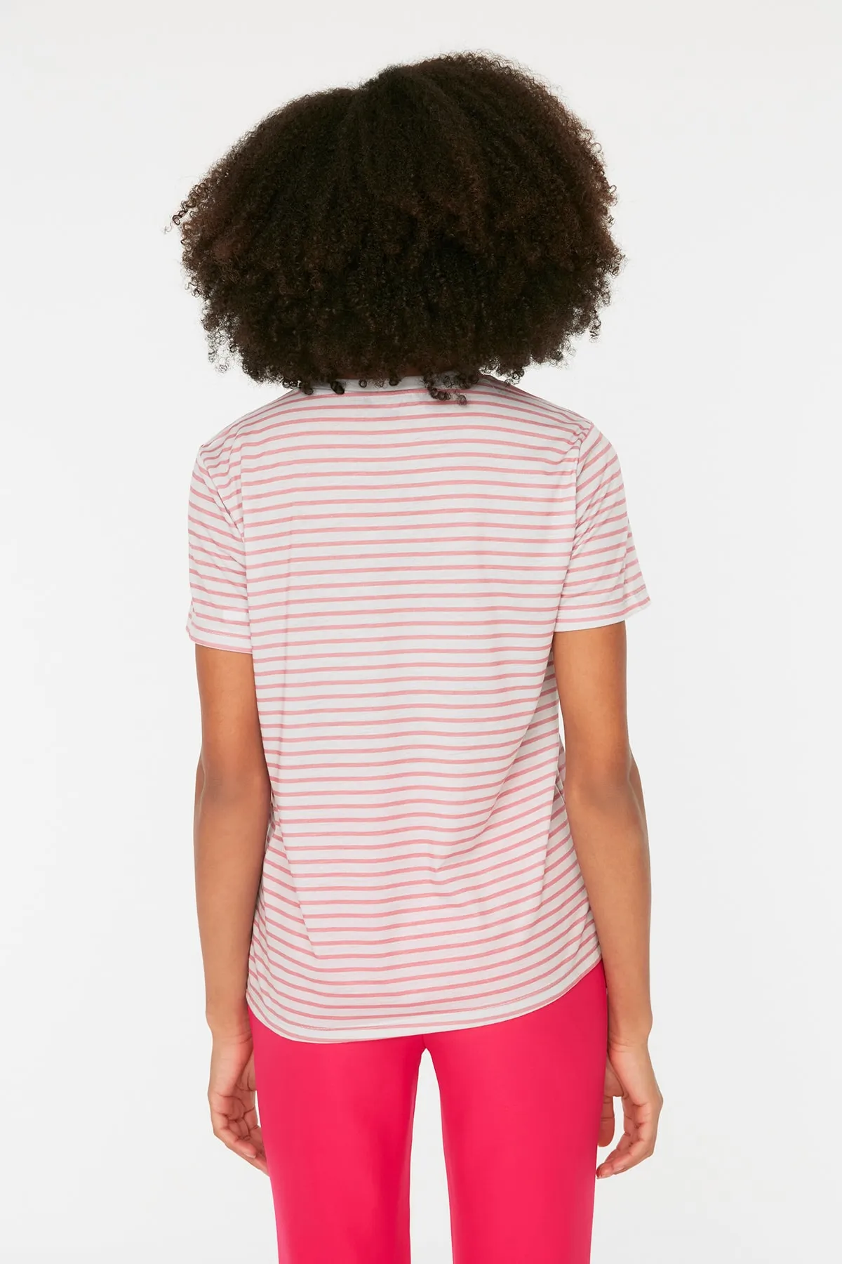 Trendyol Collection  Beige gestreiftes Basic-Strick-T-Shirt mit Rundhalsausschnitt TWOSS21TS0904