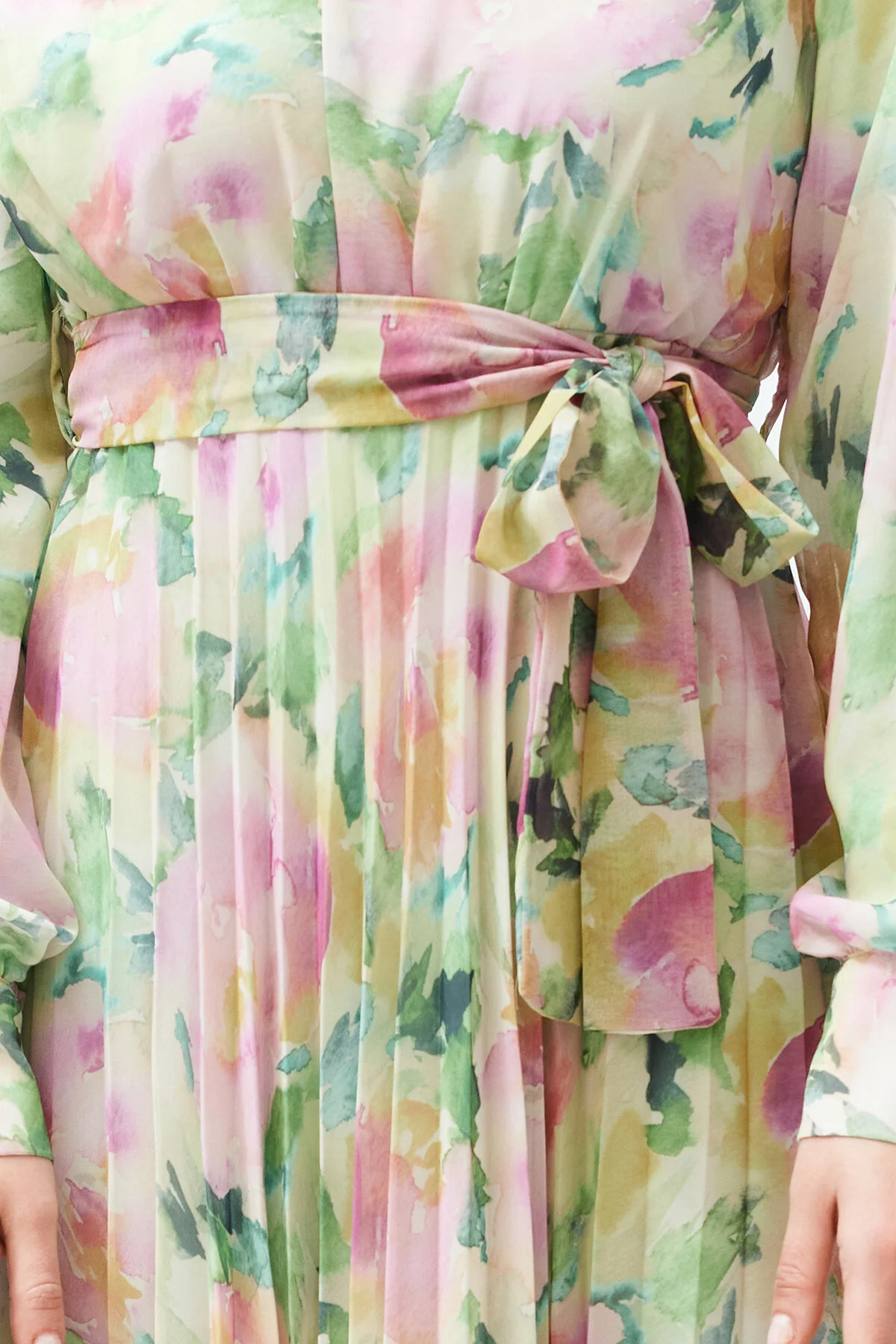 Trendyol Modest  Hellgrünes Kleid aus gewebtem Chiffon mit Blumenmuster und gefüttertem, plissiertem Saum TCTSS24EB00151