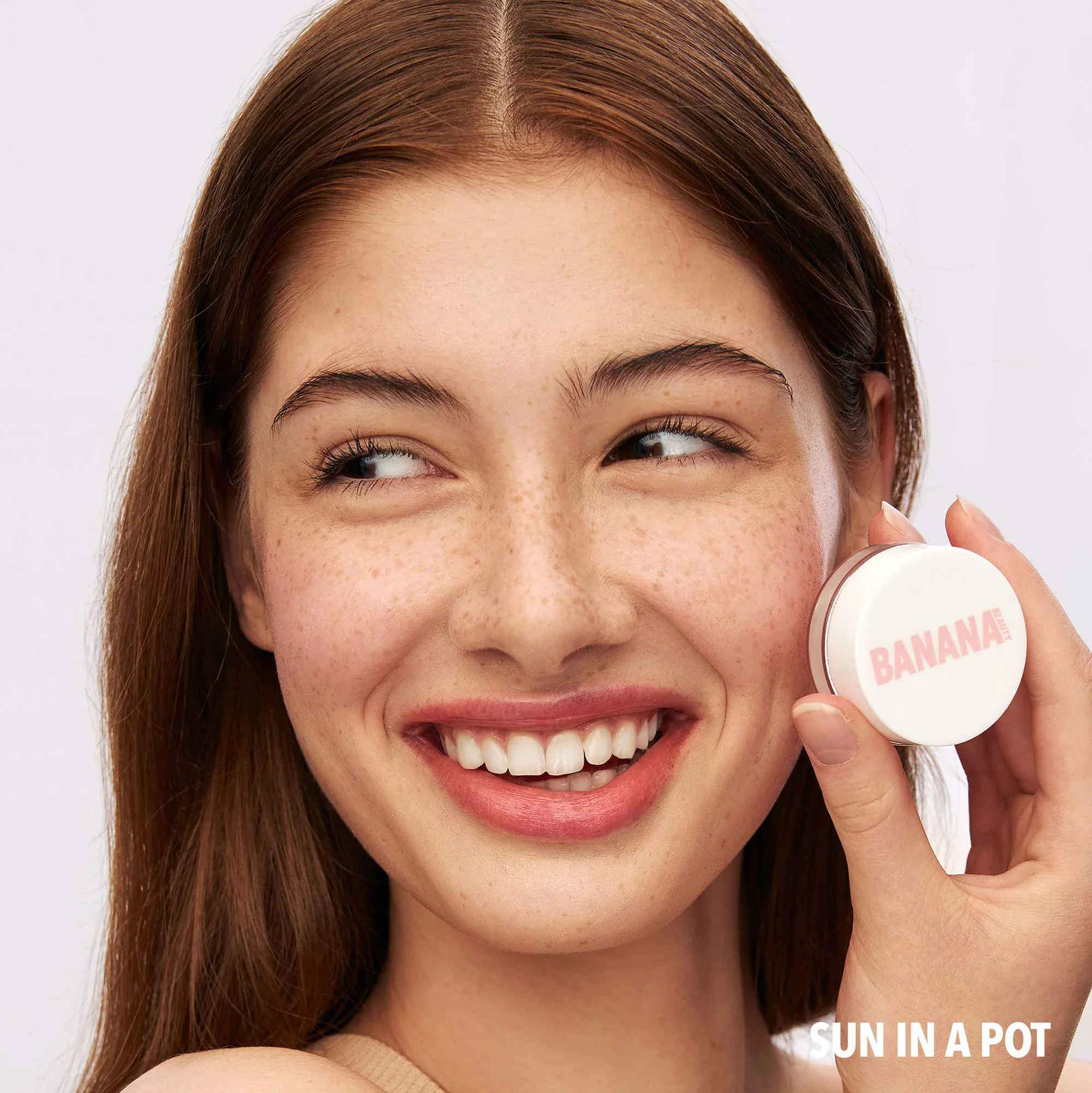 Rostro, labios y mejillas: colorete en crema, brillo labial.