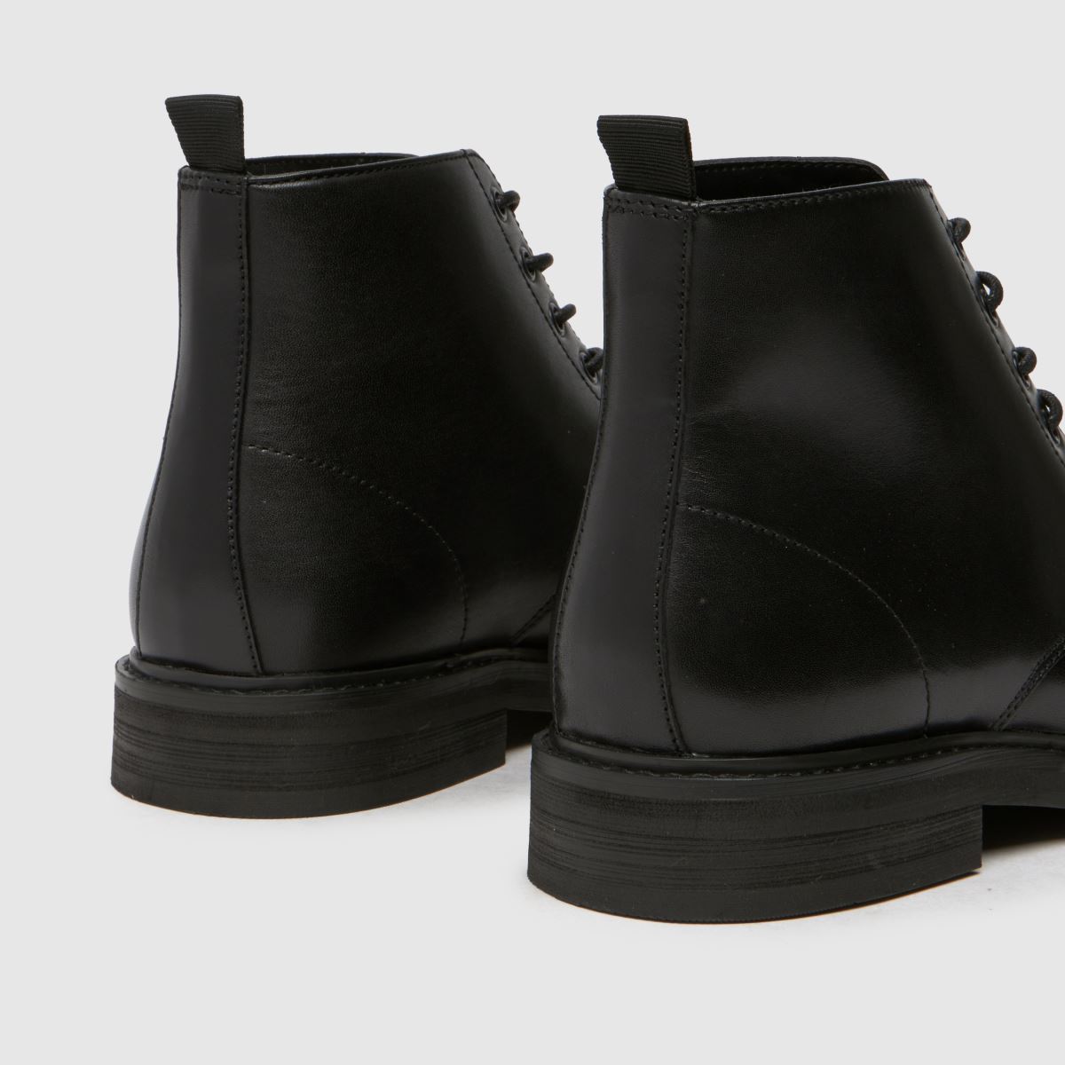 črni škornji z vezalkami Schuh Darwin