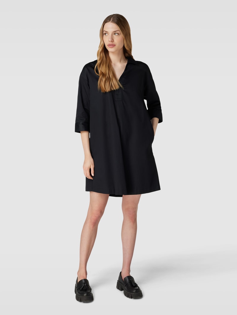 Knielanges Kleid mit V-Ausschnitt in schwarz