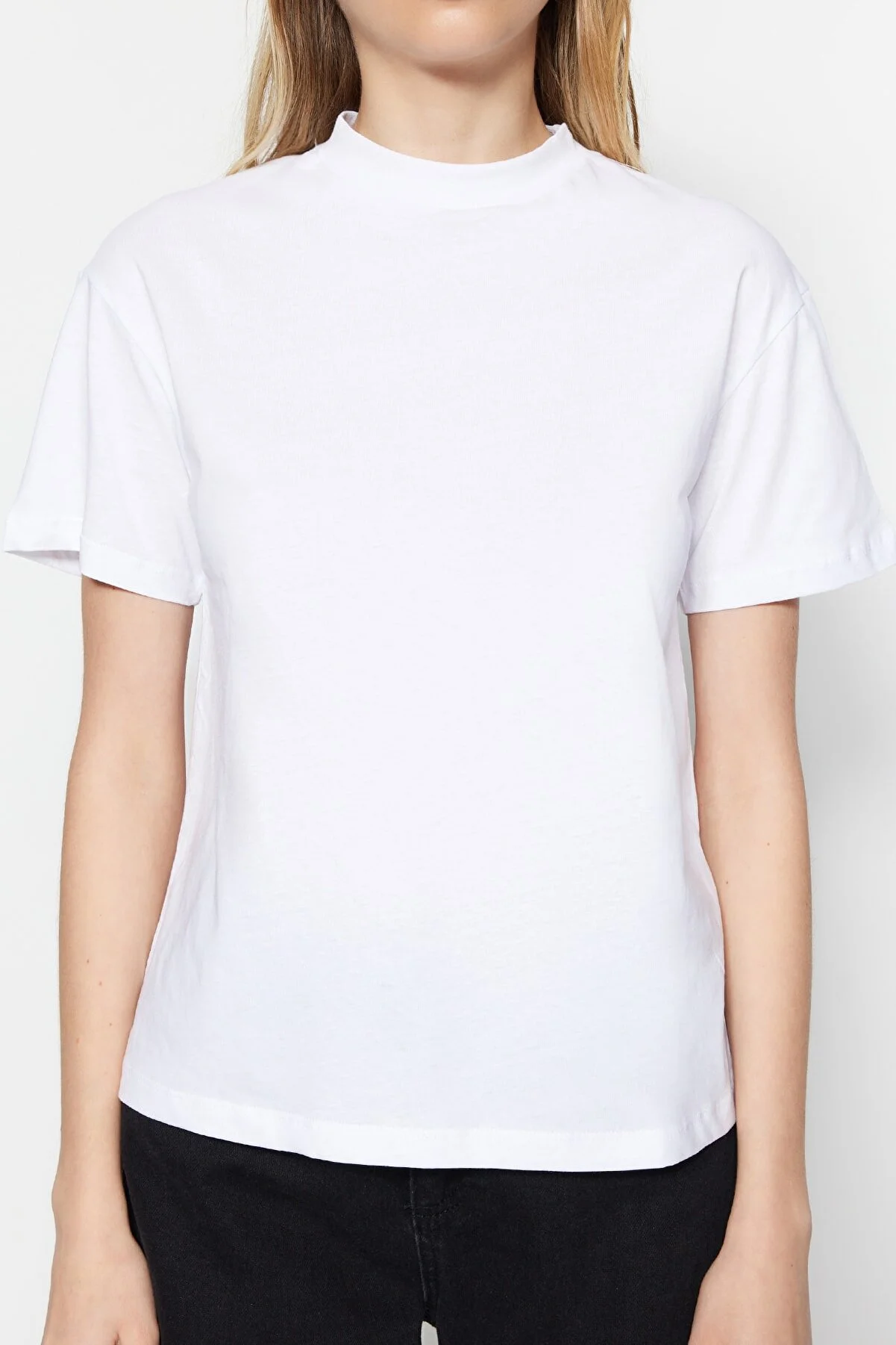 Trendyol Collection  Weiß-Schwarzes 2er-Pack Basic-Strick-T-Shirts mit Stehkragen aus 100 % Baumwolle TWOSS20TS1500