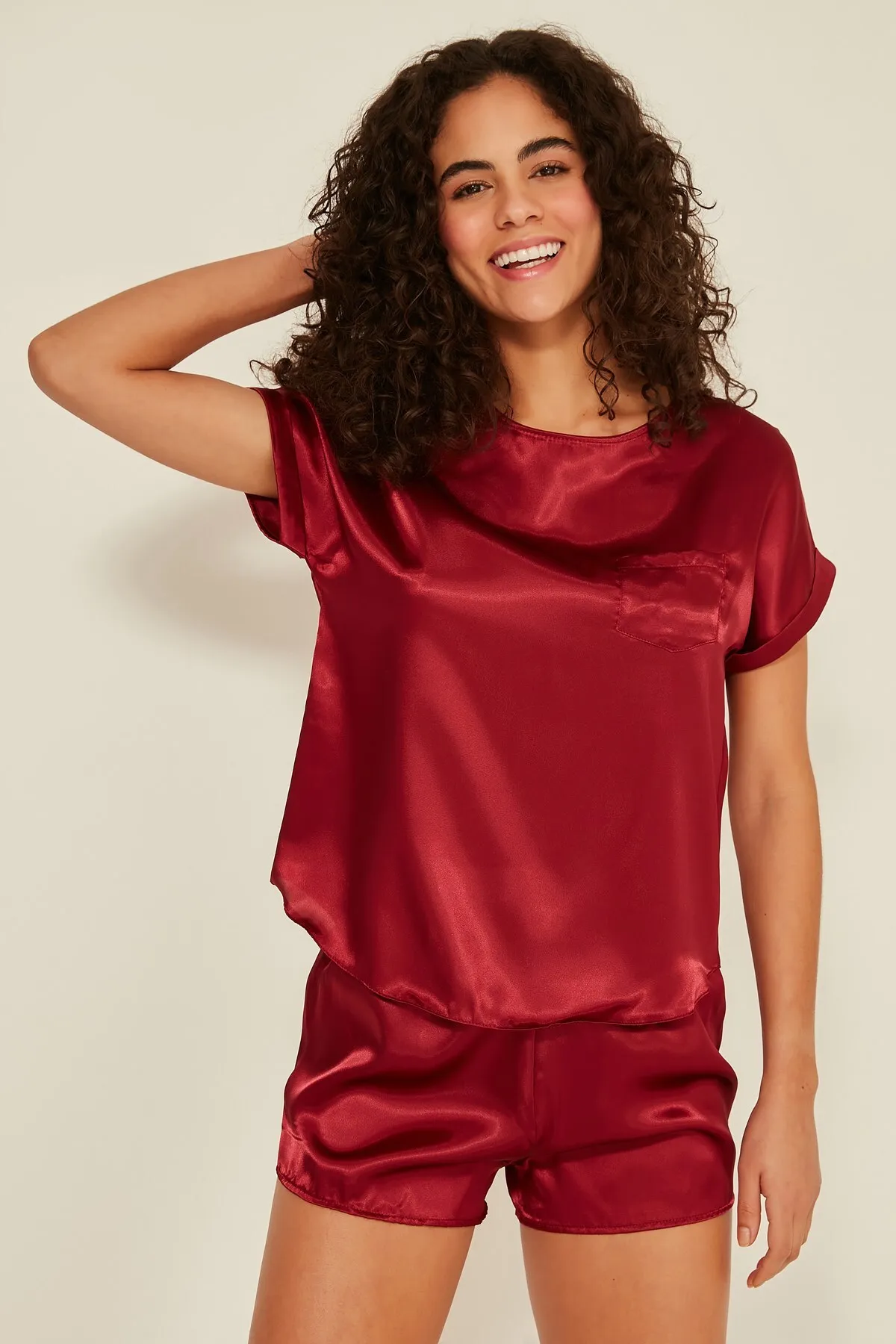 C&City  080 Damen-T-Shirt-Shorts-Set aus Satin in Weinrot