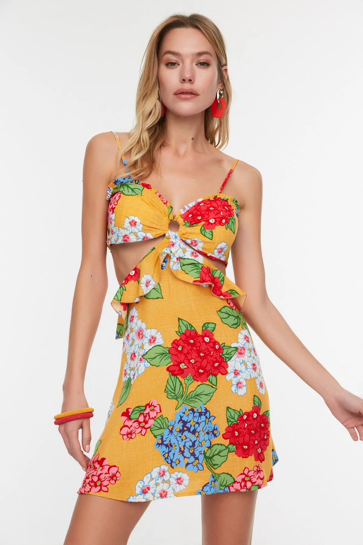 Trendyol Collection  Gelbes, floral gemustertes, detailliertes Strandkleid aus Viskose mit Ausschnitten TBESS21EL1054