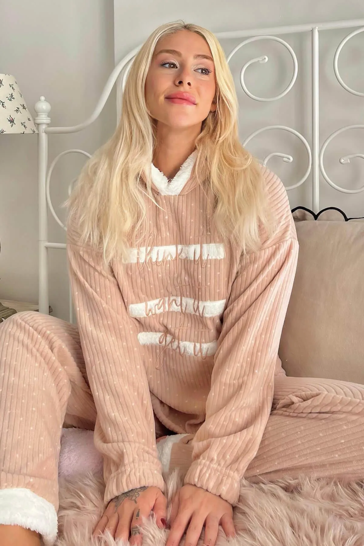 Pijamaevi  Braunes, mit drei Linien gemustertes Pyjama-Set aus Plüsch-Fleece mit Kapuze