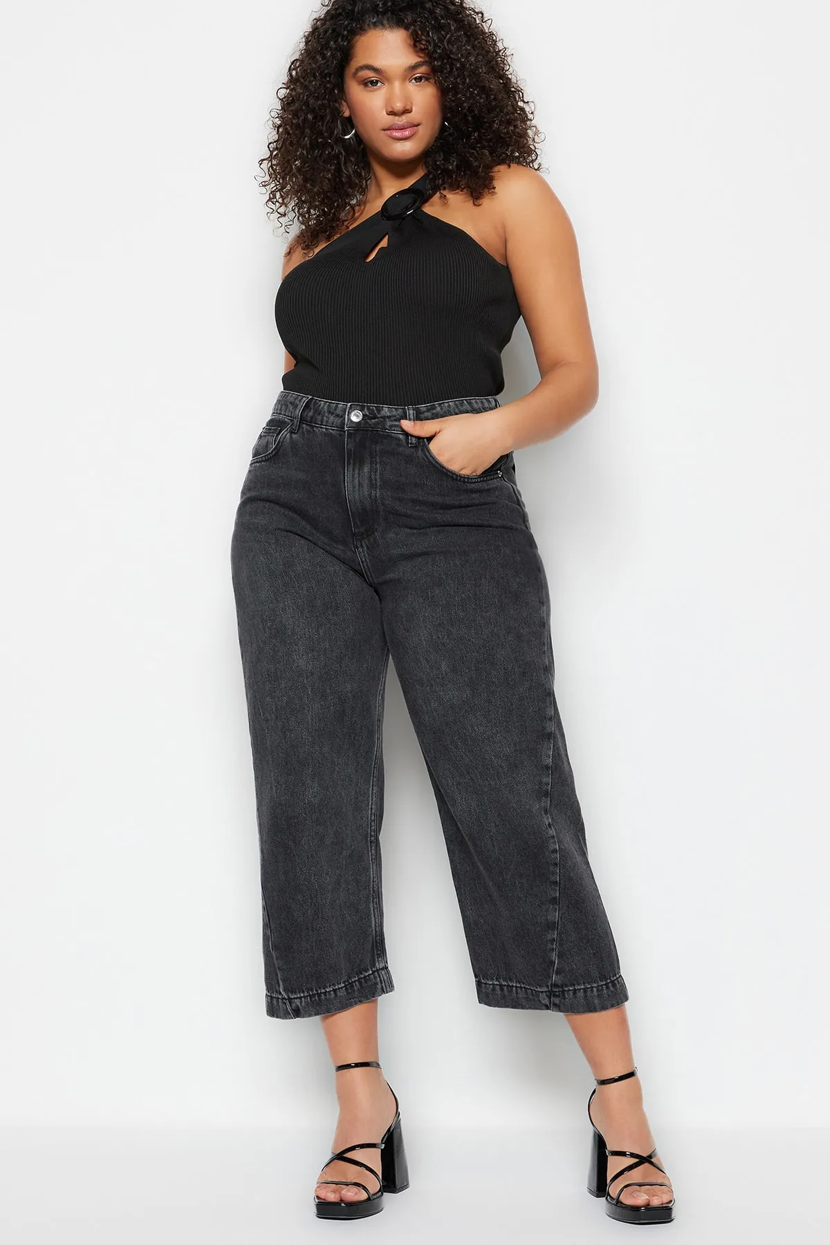 Trendyol Curve  Graue Culotte Fit Jeans mit hoher Taille und Ziernähten TBBSS23CJ00015