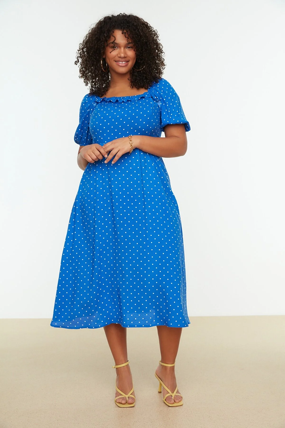 Trendyol Curve  Blaues, gepunktetes Webkleid TBSSS22EL1712