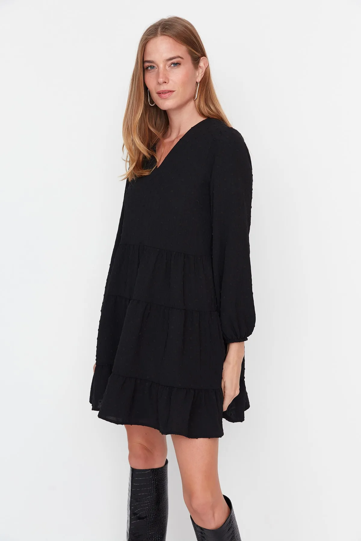 Trendyol Collection  Schwarzes Mini-Kleid mit weitem Schnitt und strukturiertem Volant aus Webstoff TWOAW23EL01479