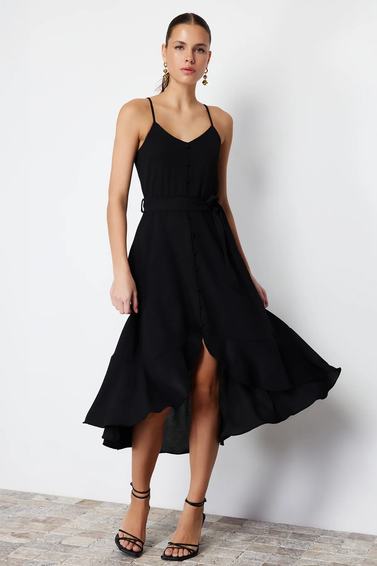 Trendyol Collection  Schwarzes, gewebtes Maxikleid in A-Linie/Glockenform mit Volant und Gürtel TWOSS23EL02271