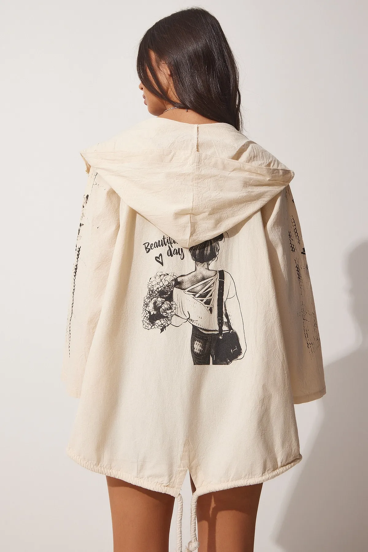 Happiness İstanbul  Creme-schwarze bedruckte Jacke aus Rohleinen mit Kapuze für Damen SA00014