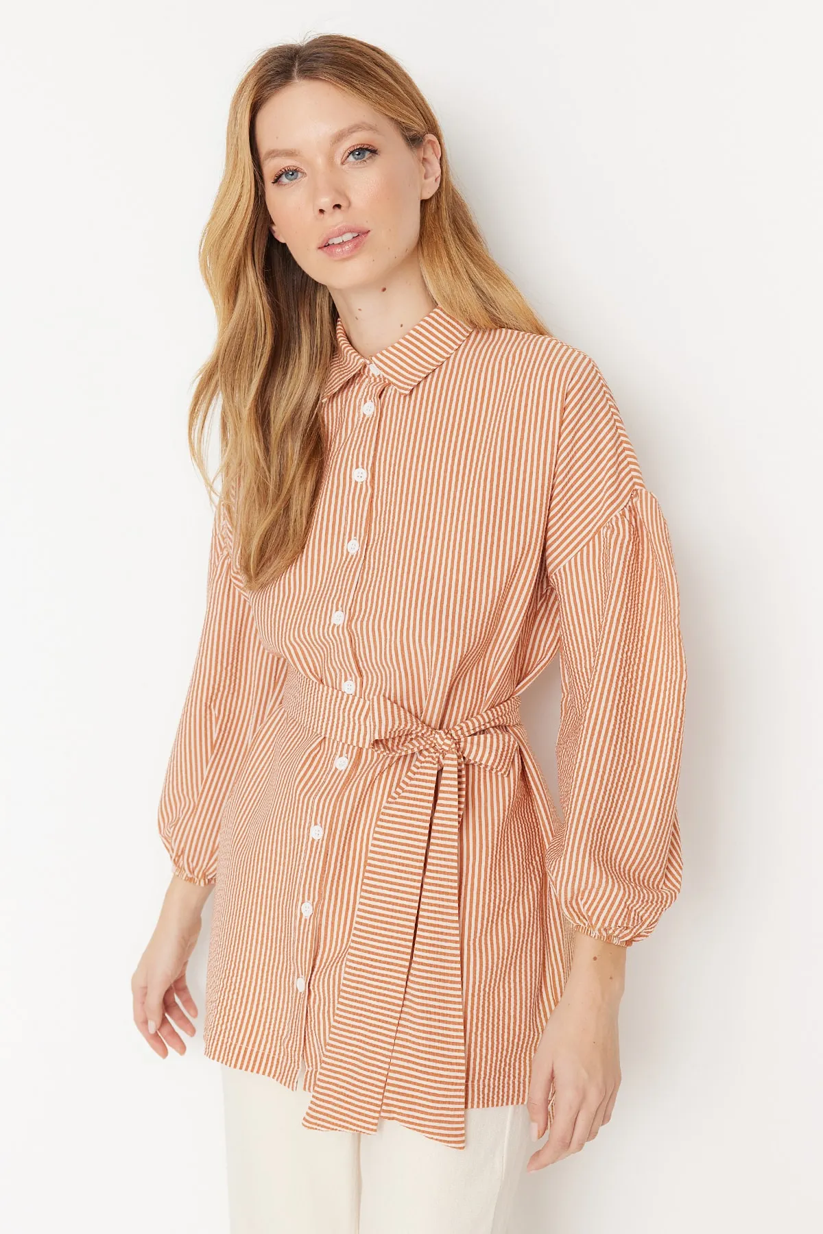 Trendyol Modest  Orange gestreiftes, gewebtes Hemd mit Ballonärmeln und langem Rücken, Gürtel TCTSS22GO0116