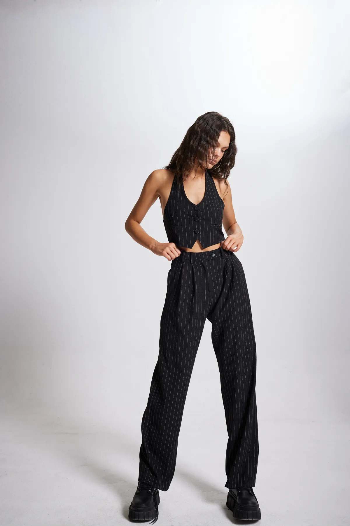 HOLLY LOLLY  Gestreifte Stoffhose mit hoher Taille in Schwarz