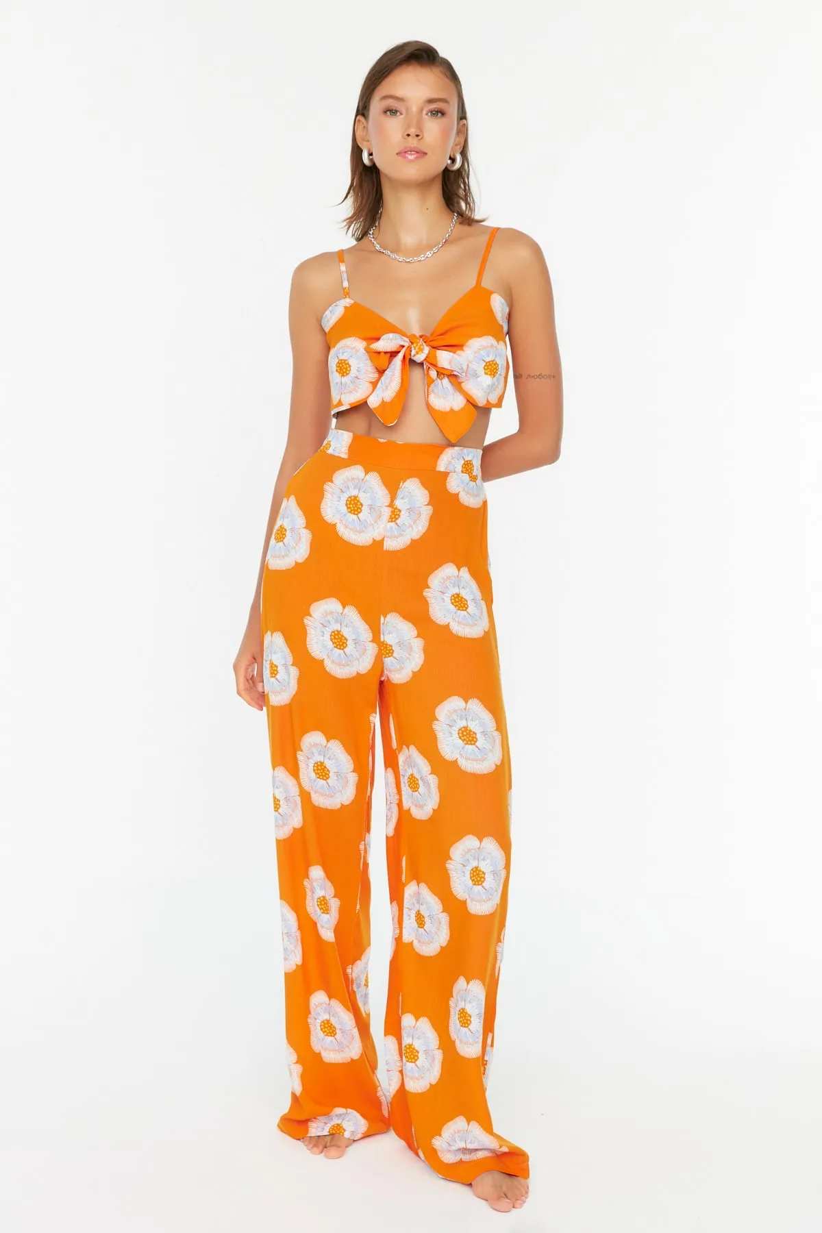 Trendyol Collection  Oranges Set aus Strandbluse und Strandhose mit Blumenmuster und Krawatte TBESS22AU0108