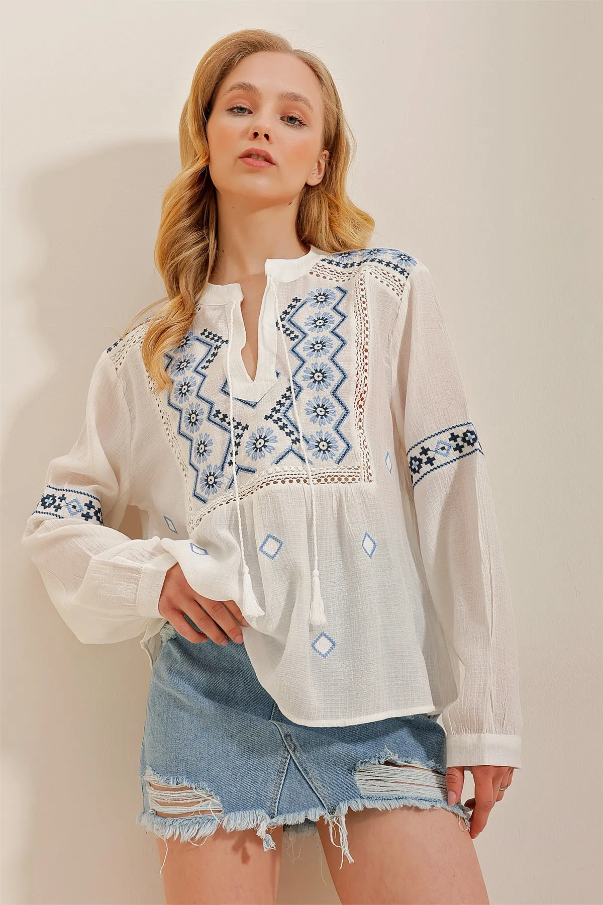 Trend Alaçatı Stili  Weiße Damenbluse mit Richterkragen und bestickter Robe ALC-X10196