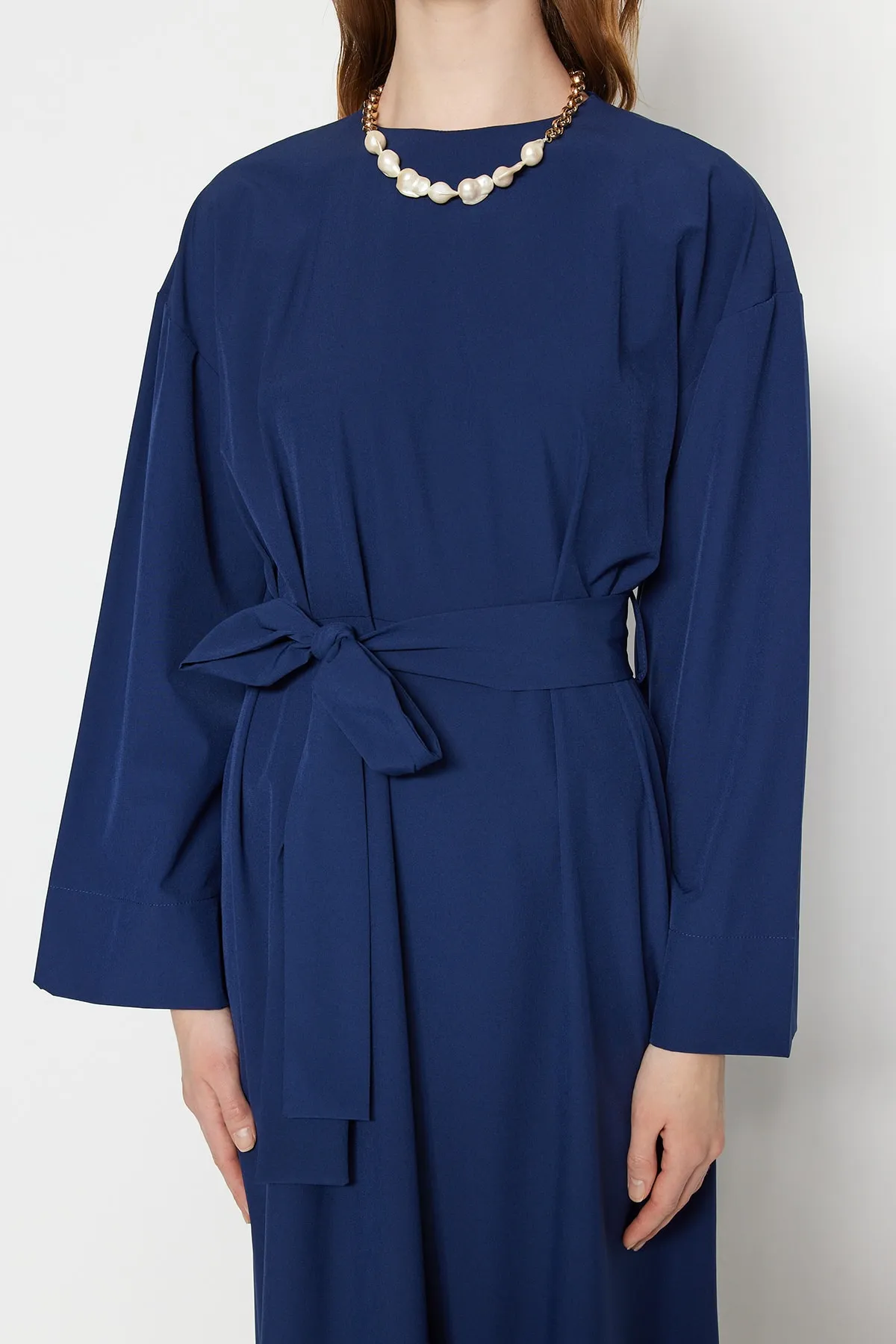 Trendyol Modest  Marineblaues, gewebtes Kleid aus Fallschirmstoff mit Taillengürtel und weiter Passform TCTSS23EB00251