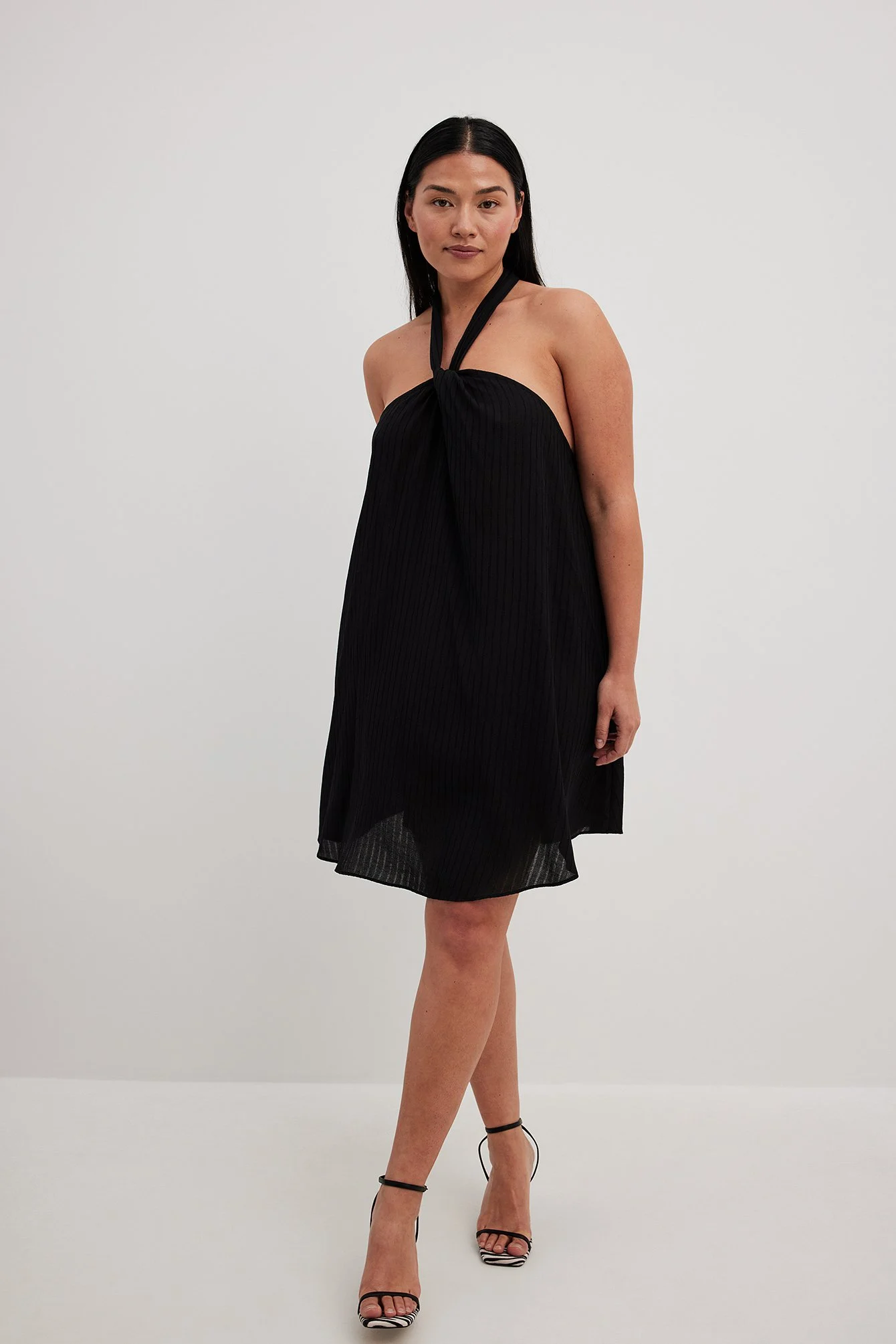 Strukturiertes Minikleid mit Neckholder