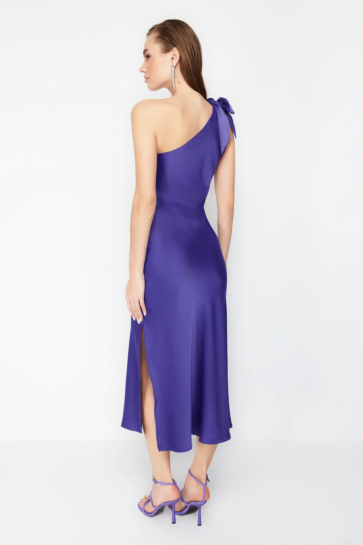 Trendyol Collection  Elegantes Abendkleid aus Satin mit violetten Ärmeln und detaillierten Details TPRSS24EL00092