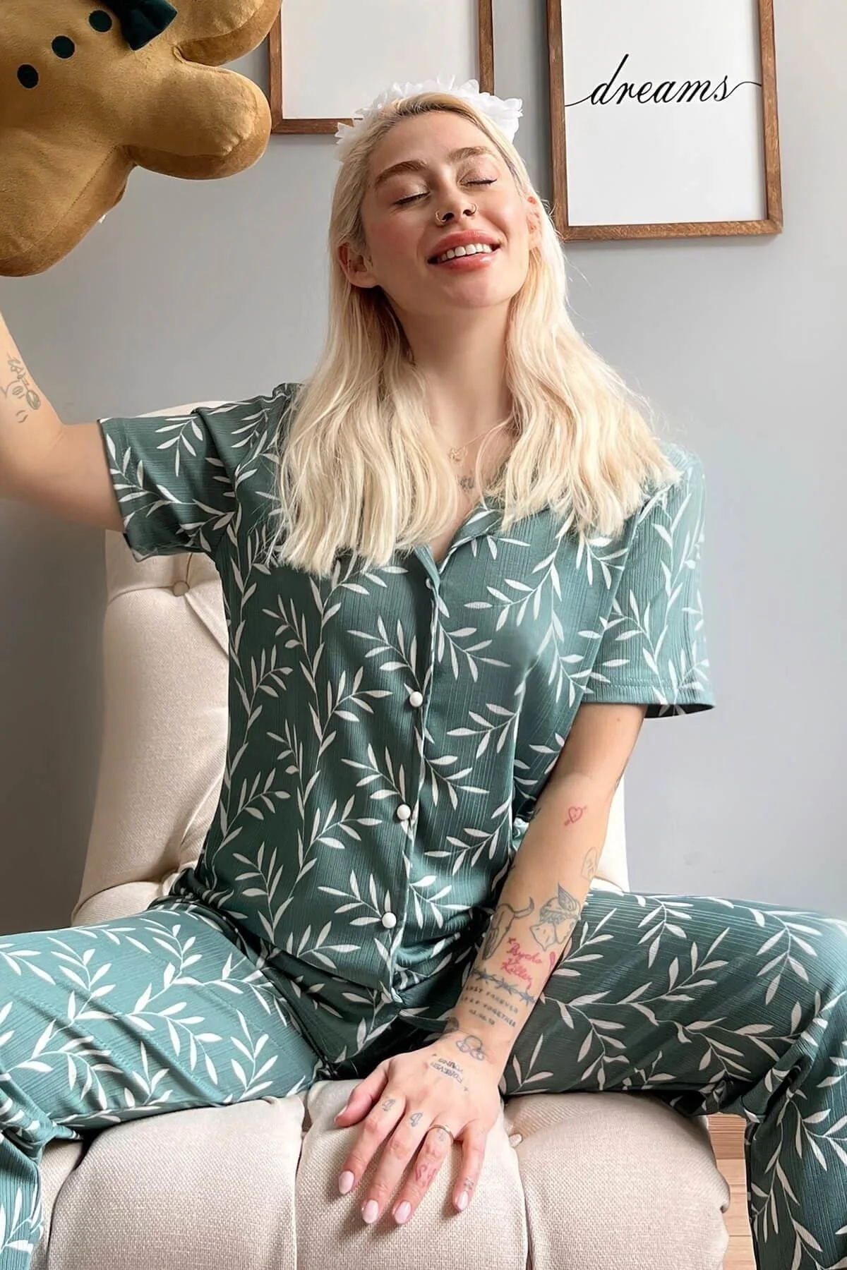 Pijamaevi  Kurzärmliger Damen-Pyjama mit grünem Olivenzweigmuster und gestrickter Vorderseite und Knöpfen