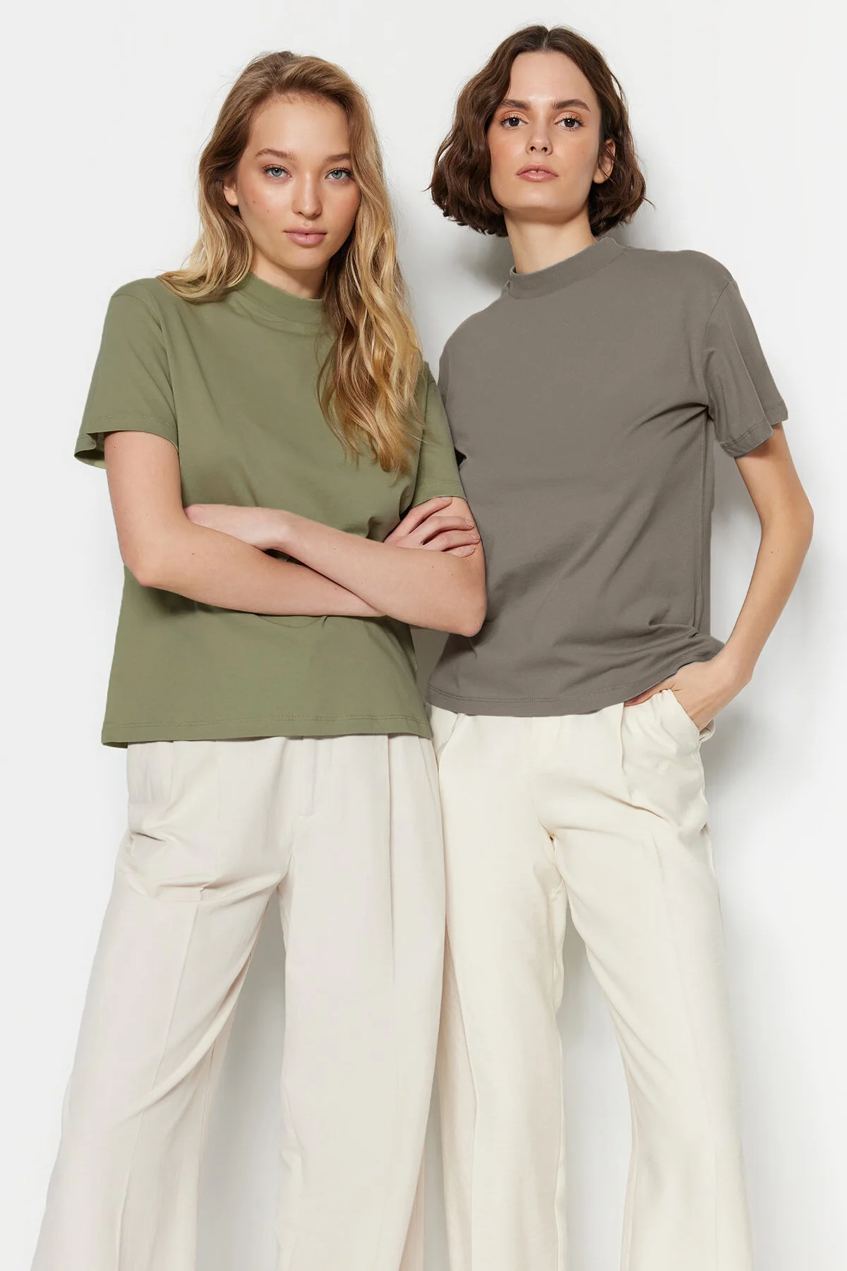 Trendyol Collection  Ölgrün-Grau, 2er-Pack Basic-Strick-T-Shirts aus 100 % Baumwolle mit Stehkragen TWOSS20TS1500