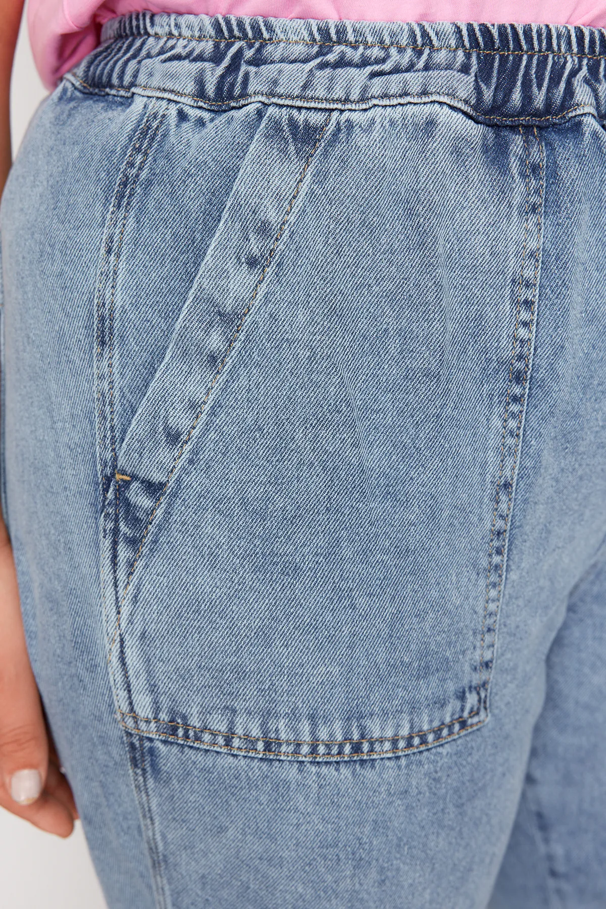 Trendyol Curve  Hellblaue Mom-Fit-Jeans mit elastischem Bund TBBSS24CJ00041